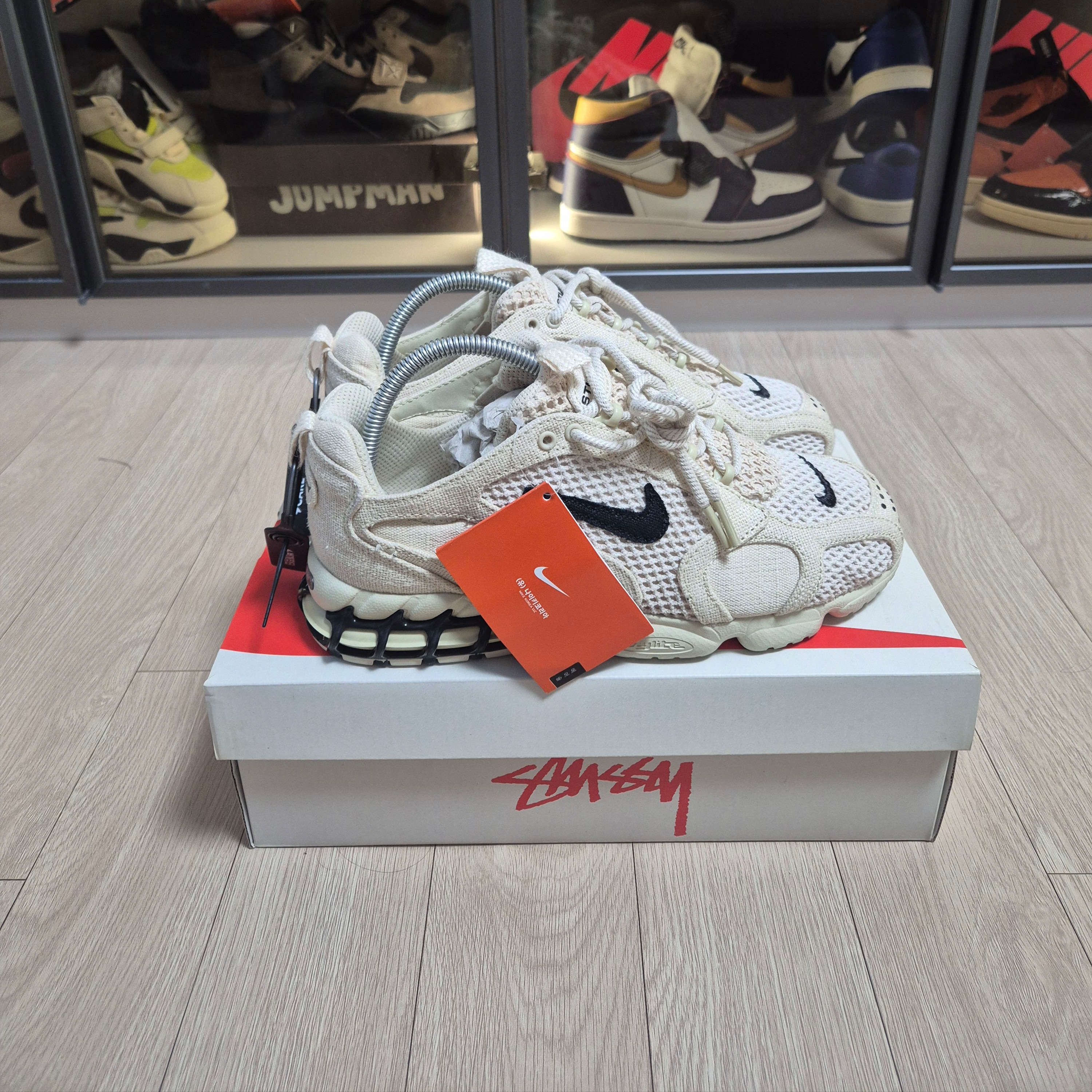 Nike x Stussy Air Zoom Spiridon Cage 2 Fossil 착용 스타일 - 1