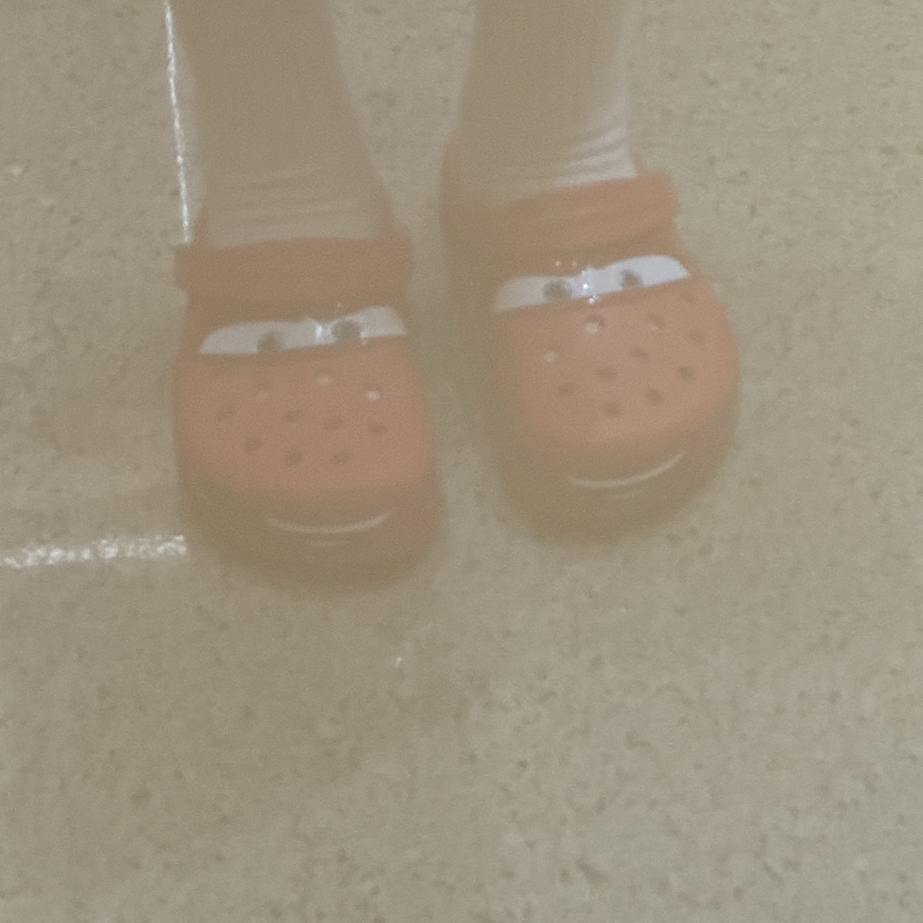 Crocs x Cars Classic Clog Lightning McQueen 착용 스타일