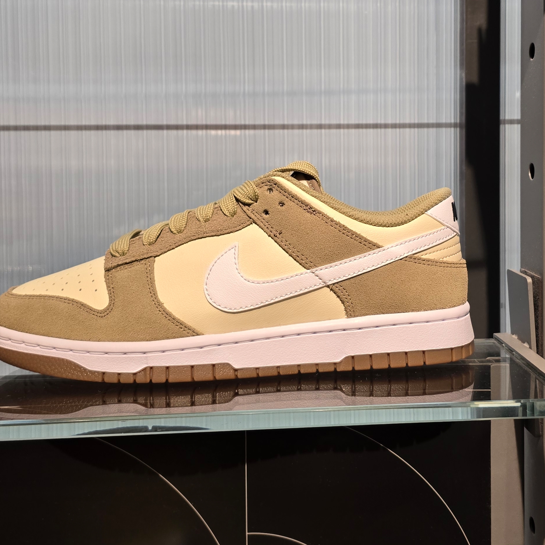 Nike Dunk Low Retro SE Neutral Olive Light Khaki 착용 스타일