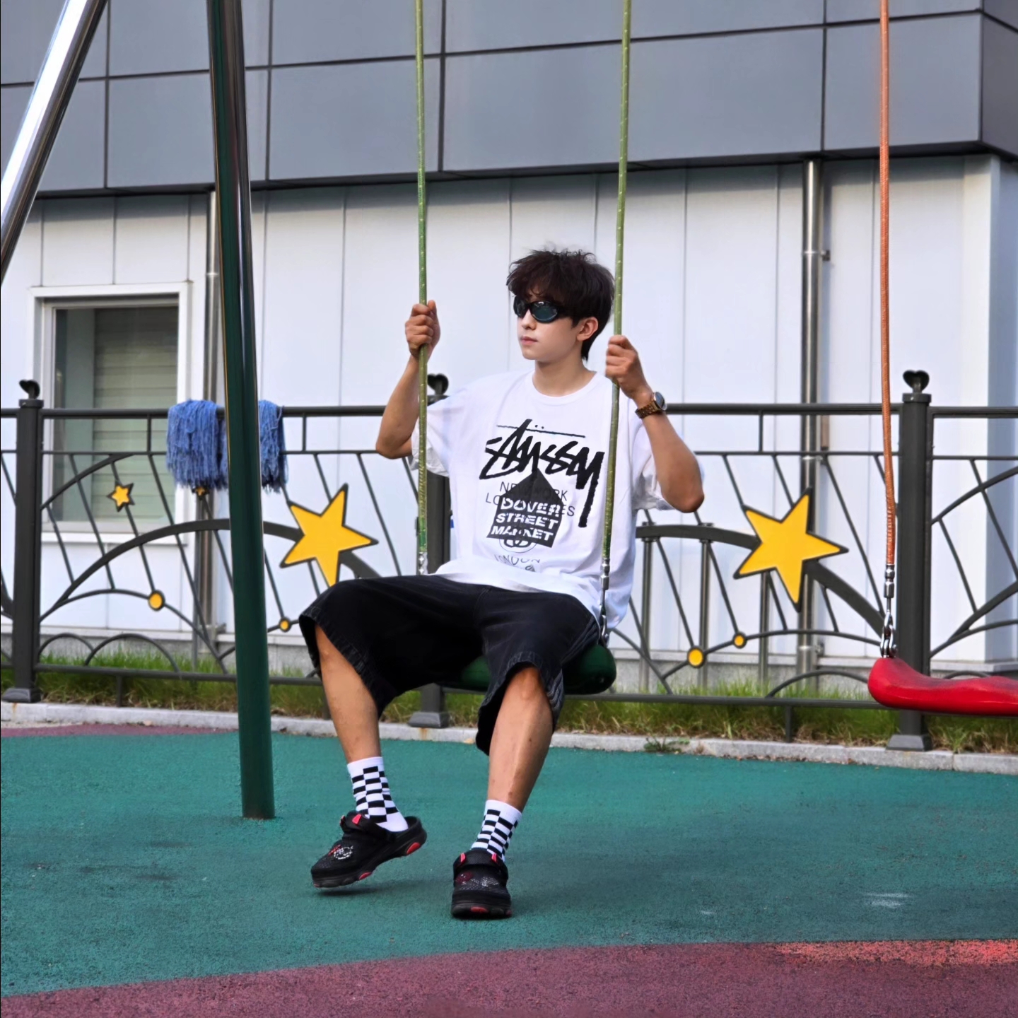 Stussy DSM World Tour T-Shirt White, Samsung Galaxy Watch6 44mm LTE Silver (Korean Ver.) 착용 스타일 - 3