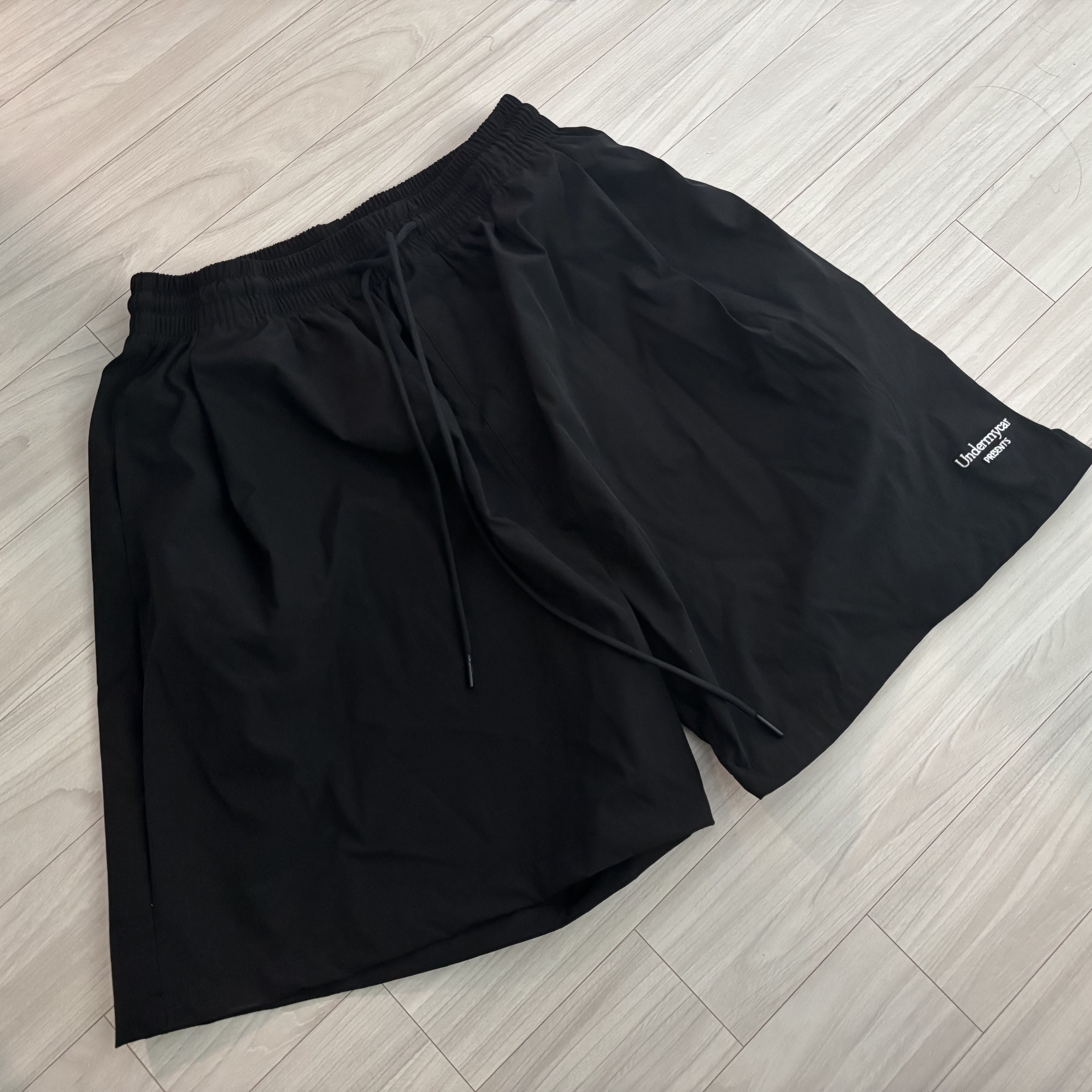 Undermycar Mu.39 Anti Fxxking Logo Play One Tuck Nylon Shorts Black 착용 스타일