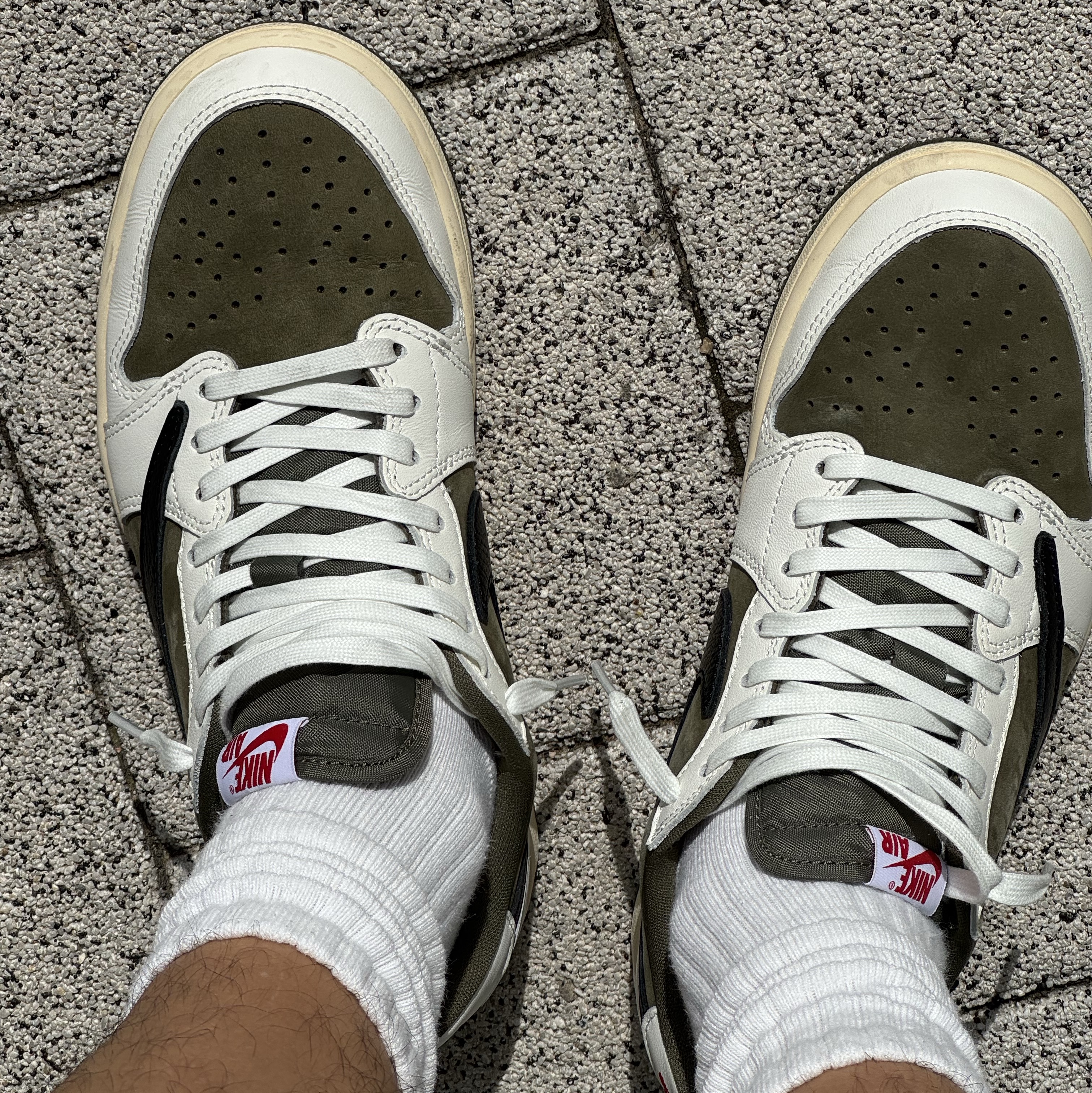 Jordan 1 x Travis Scott Retro Low OG SP Reverse Olive 착용 스타일