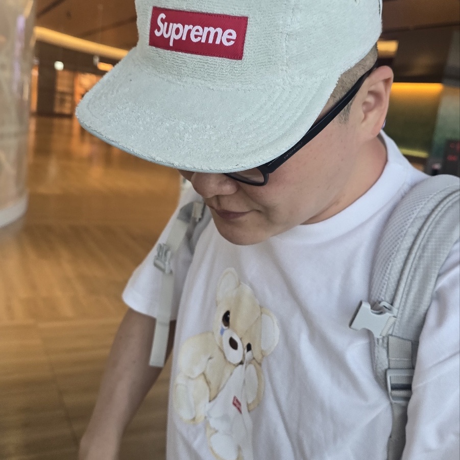 Supreme Bear T-Shirt White - 25SS, Supreme Reversible Terry Camp Cap White - 25SS 착용 스타일