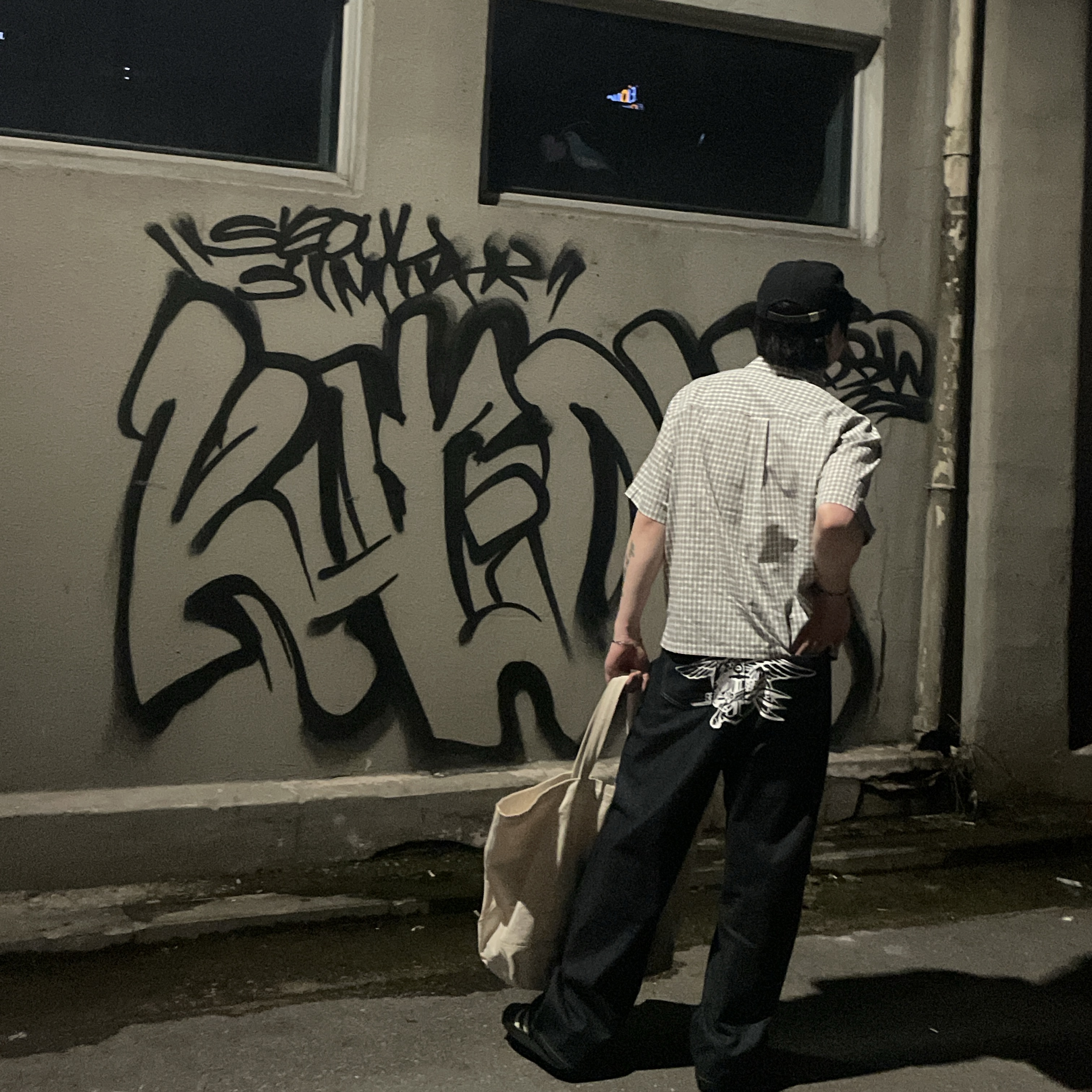 Adidas Superstar Core Black White, Arket Canvas Tote Bag Off White 착용 스타일 - 1
