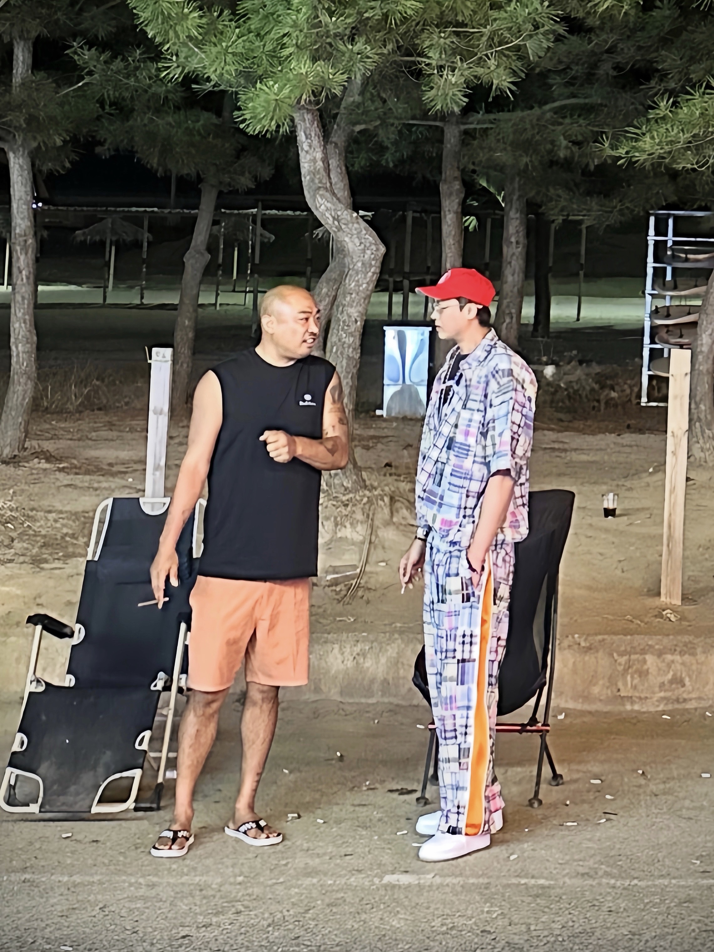 Supreme x GOODENOUGH 6-Panel Red - 25SS, Supreme x GOODENOUGH End Racism T-Shirt Black - 25SS 착용 스타일 - 2