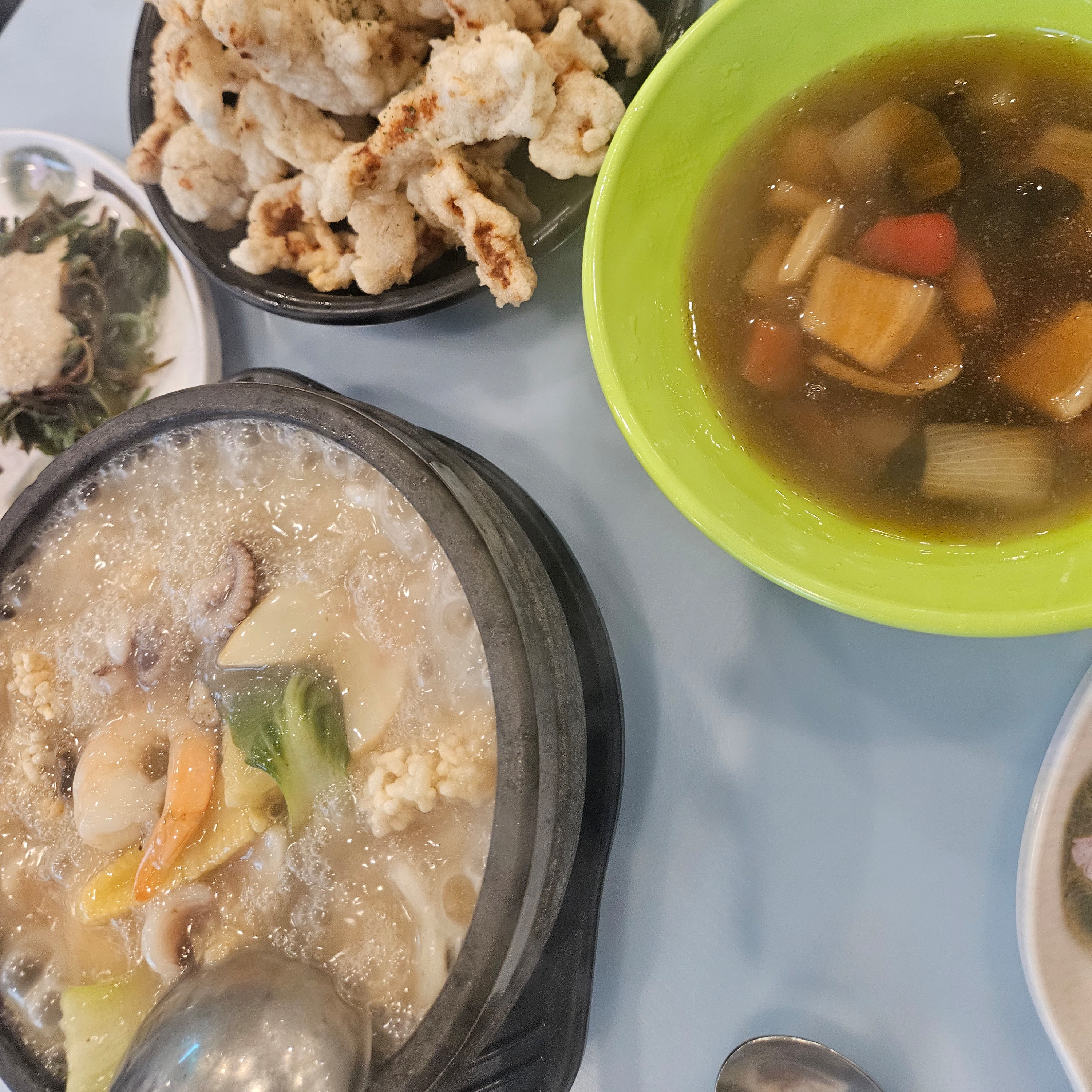 (W) Hermes Extra Sandal Nappa & Noir, Chrome Hearts Horseshoe Logo Pocket T-Shirt White 착용 스타일 - 3