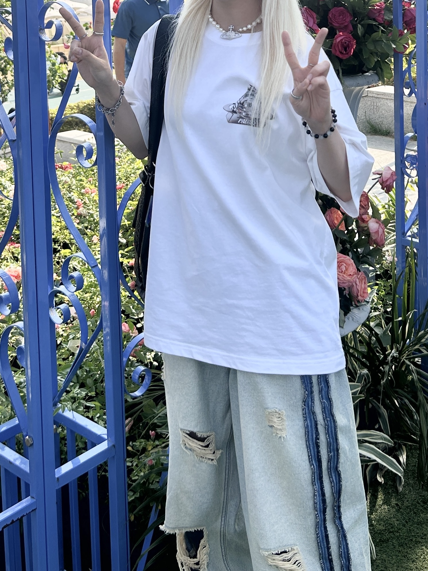 Palace x Vivienne Westwood T-Shirt White - 24FW, Vivienne Westwood One Row Pearl Bas Relief Choker Silver 착용 스타일 - 1