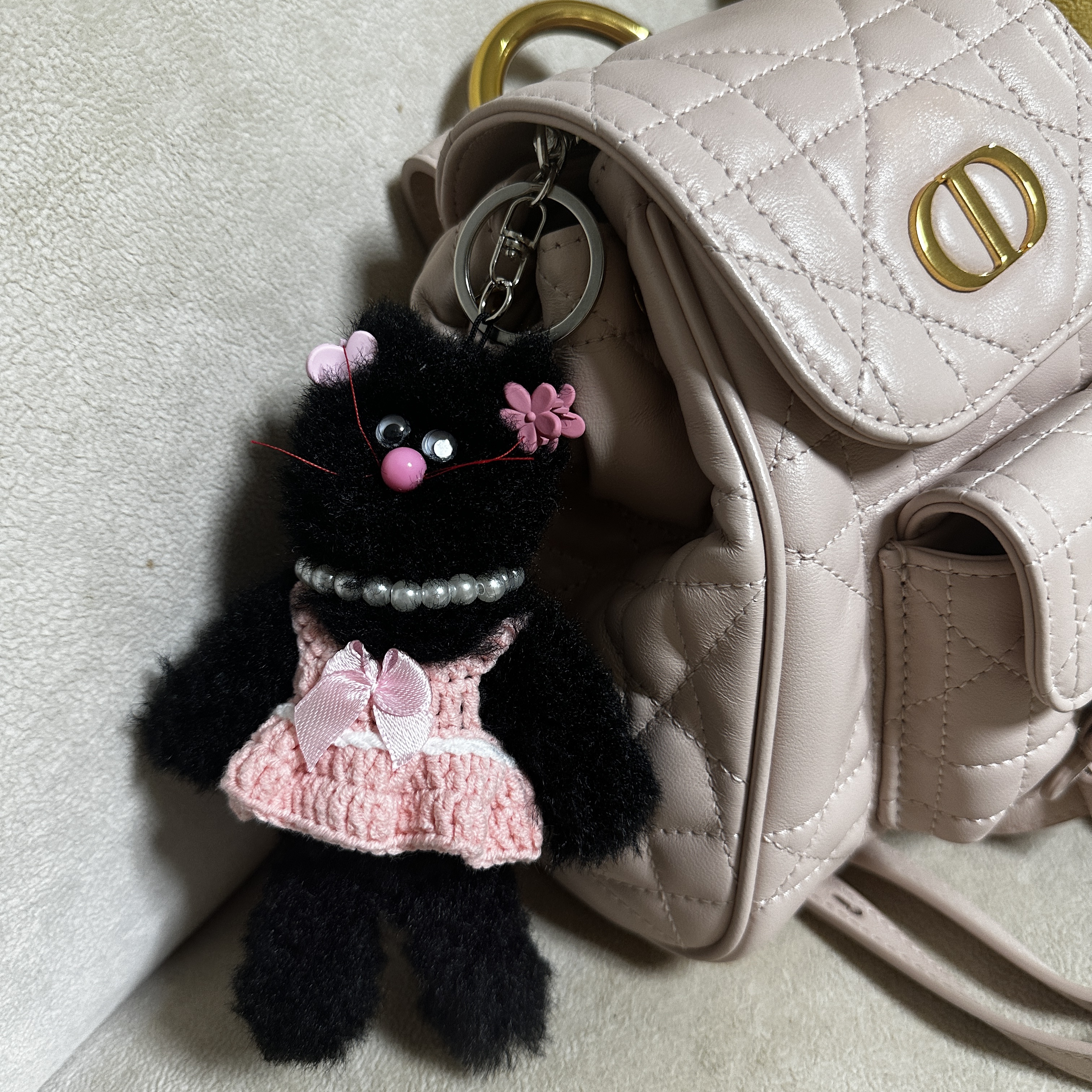 Monamhee Beulpingi Keyring with White Pants Black 착용 스타일