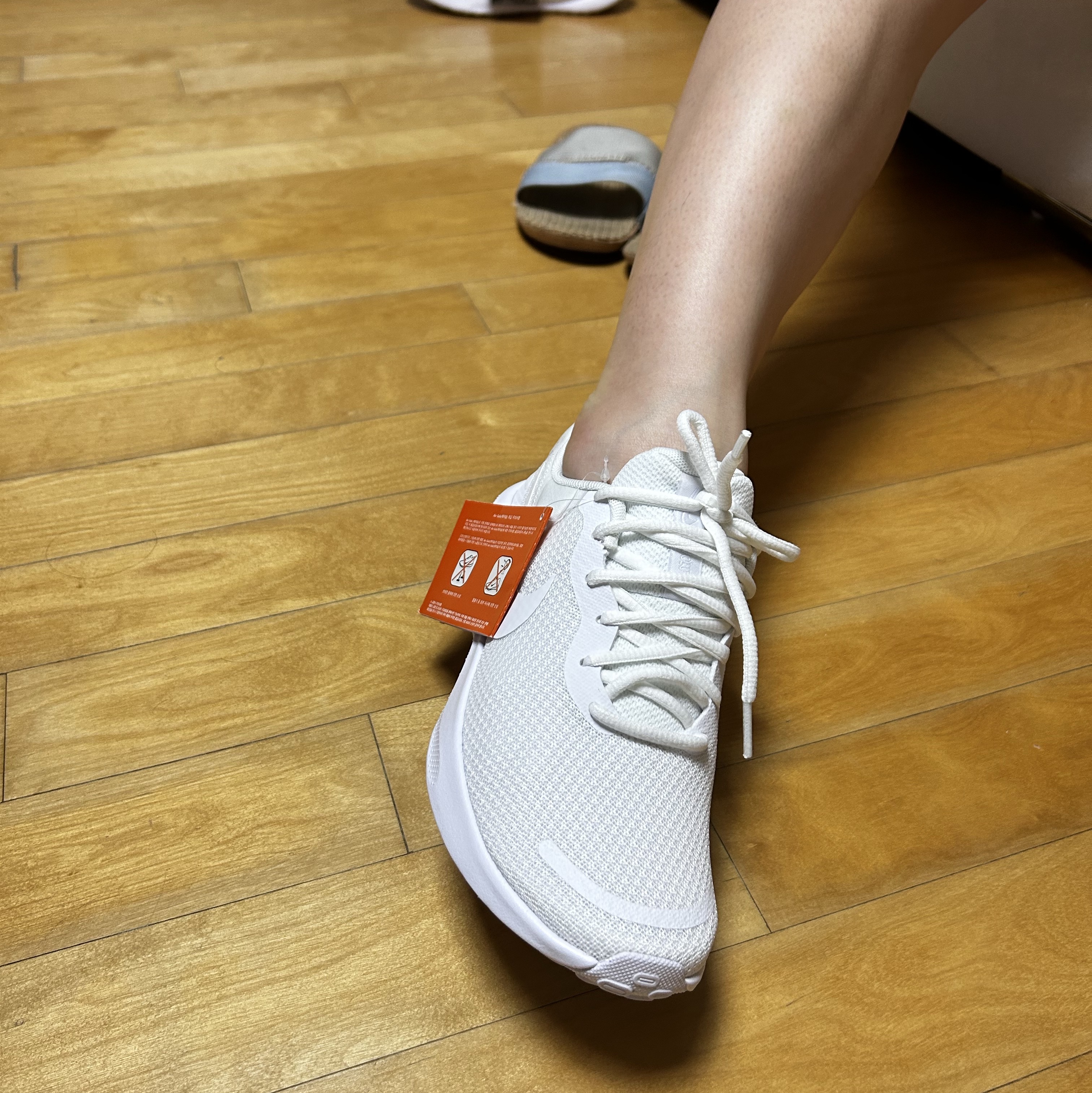 (W) Nike Revolution 7 White 착용 스타일