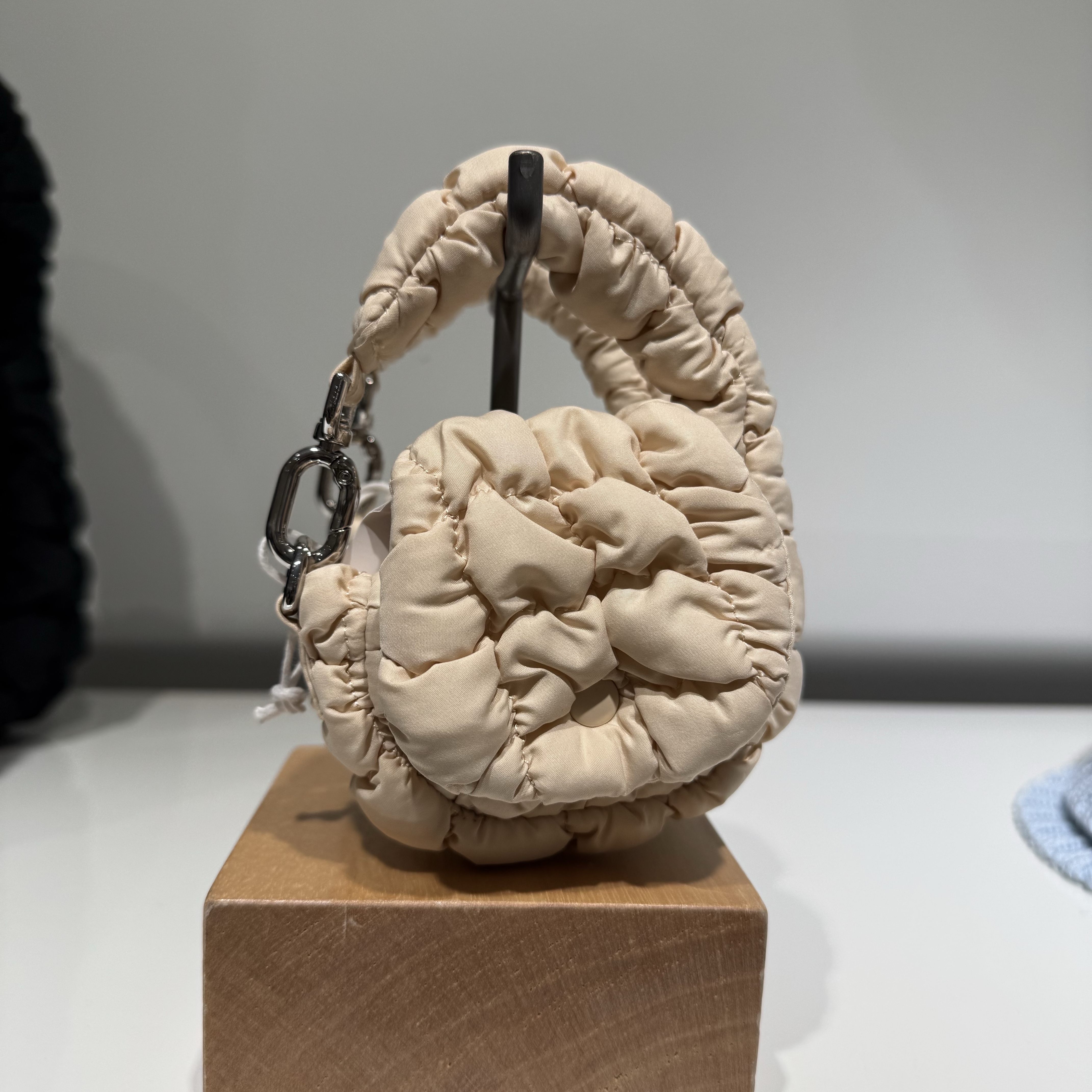 COS Quilted Nano Bag Beige 착용 스타일