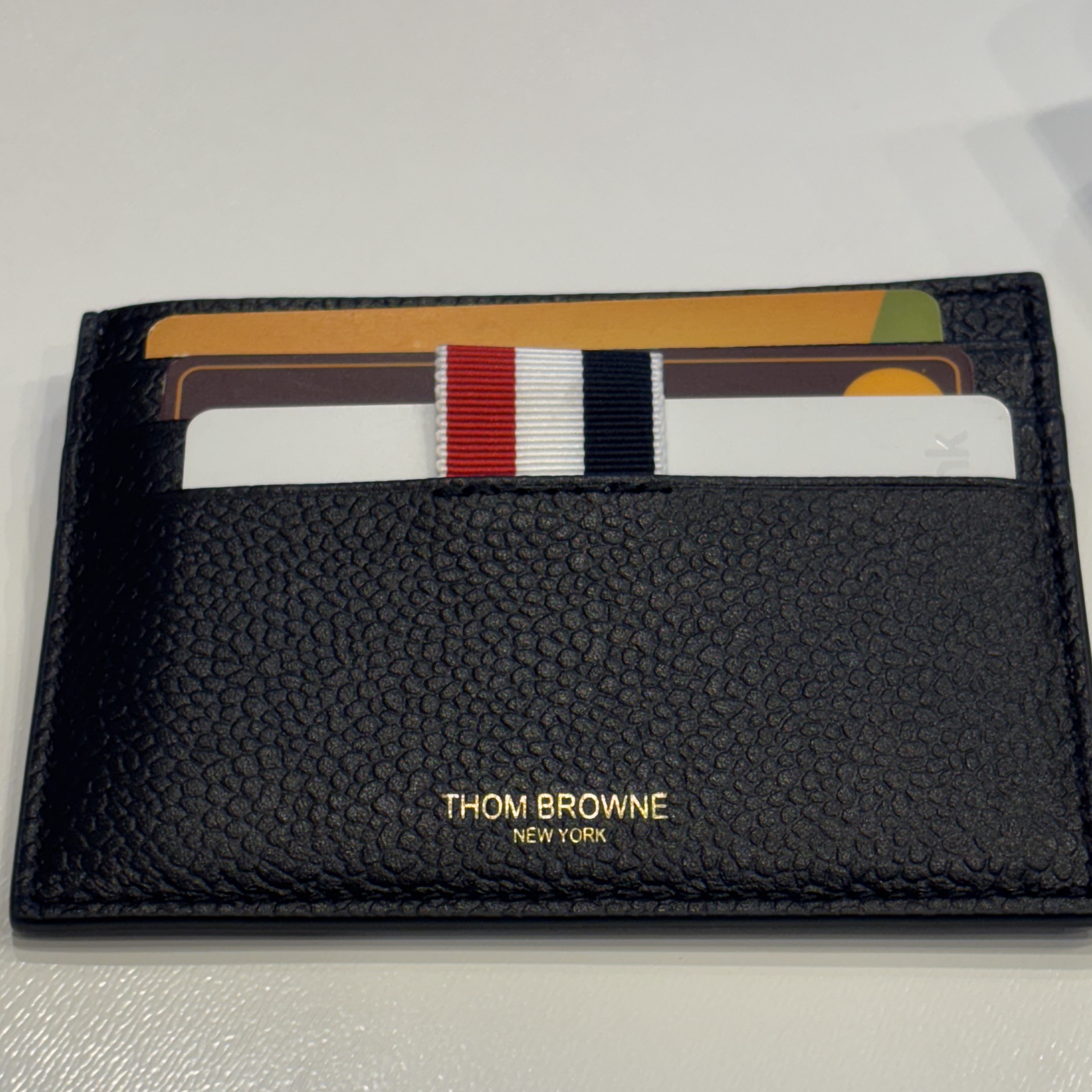Thom Browne Pebble Grain Leather Stripe Note Compartment Card Holder Black 착용 스타일