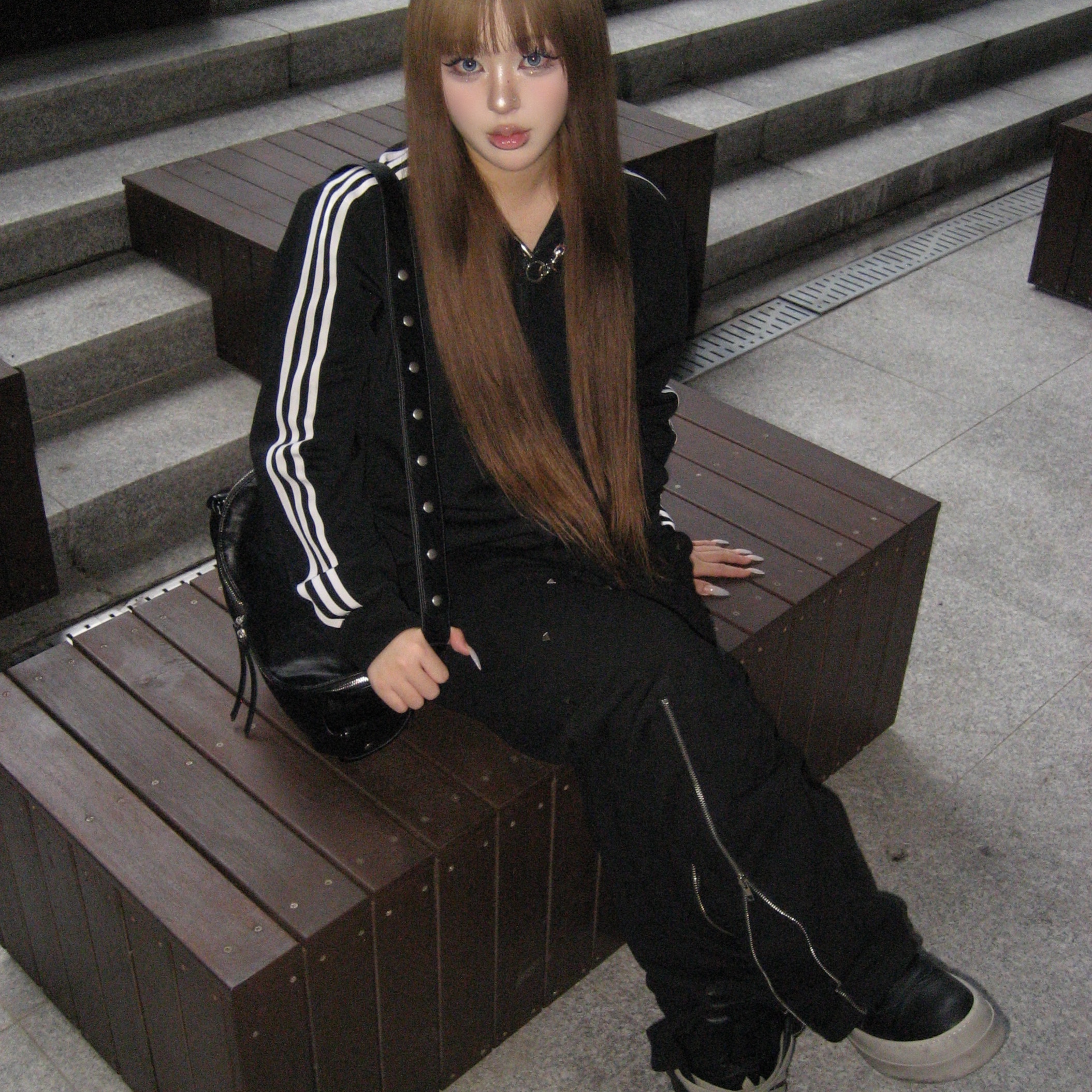 Smokeastar Diagonal Stud Zip Sweat Pants Black 착용 스타일 - 2