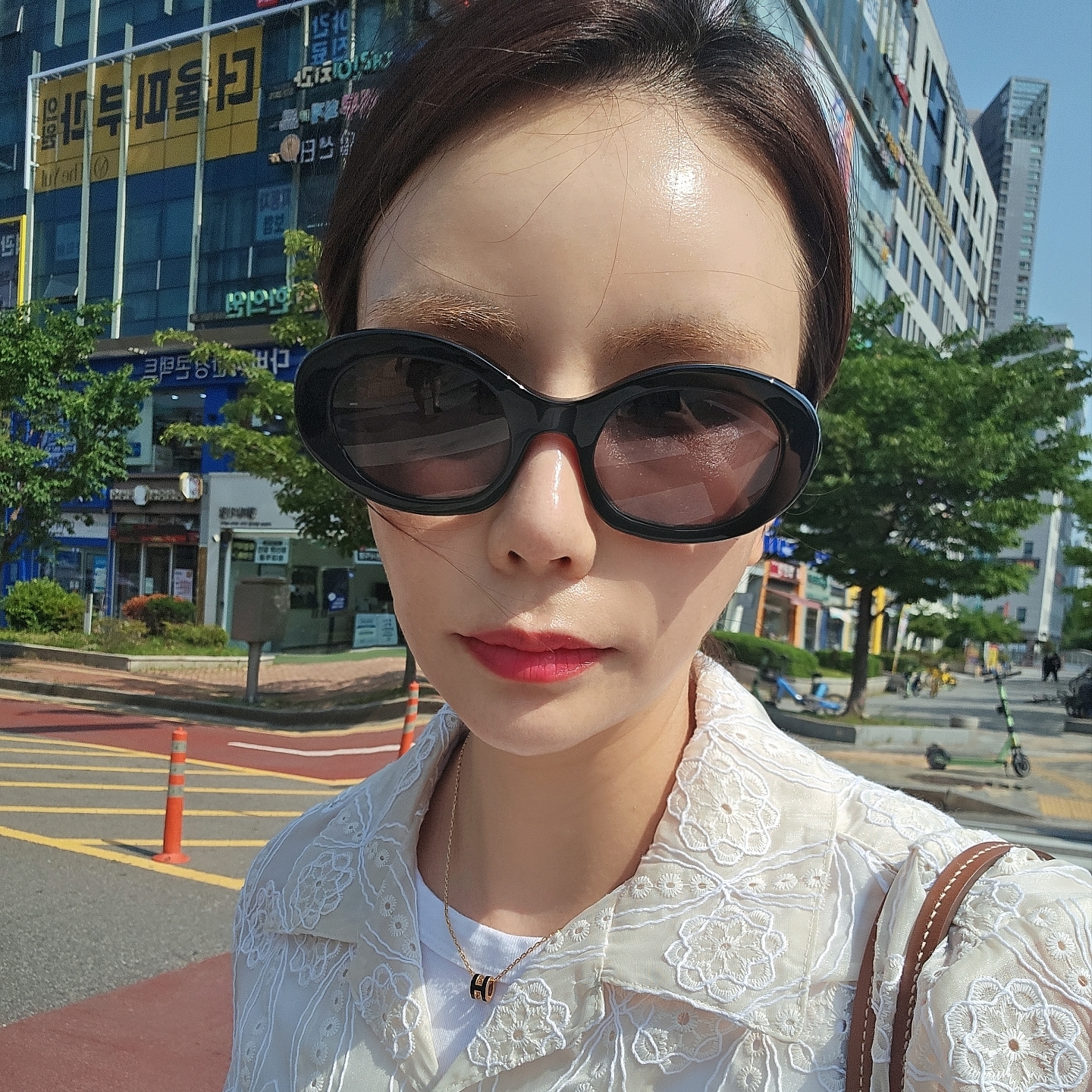 (W) Hermes Extra Sandal Nappa & Noir, Chrome Hearts Horseshoe Logo Pocket T-Shirt White 착용 스타일 - 6