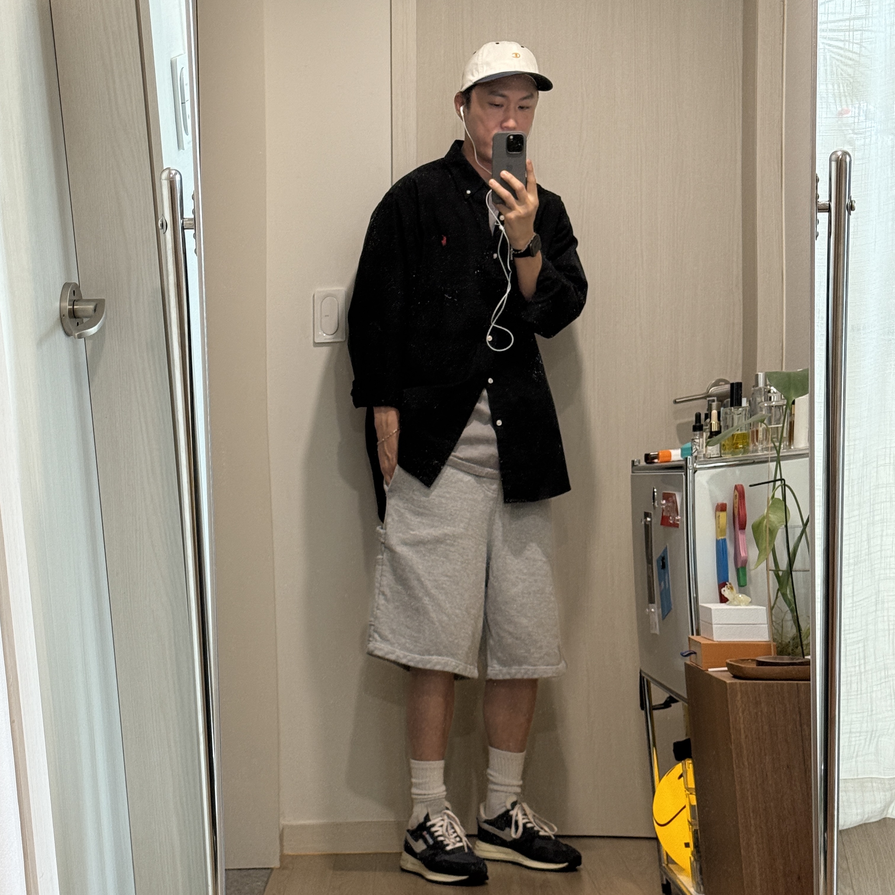 Autry Reelwind Low Nylon Suede Sneakers Black 착용 스타일 - 1