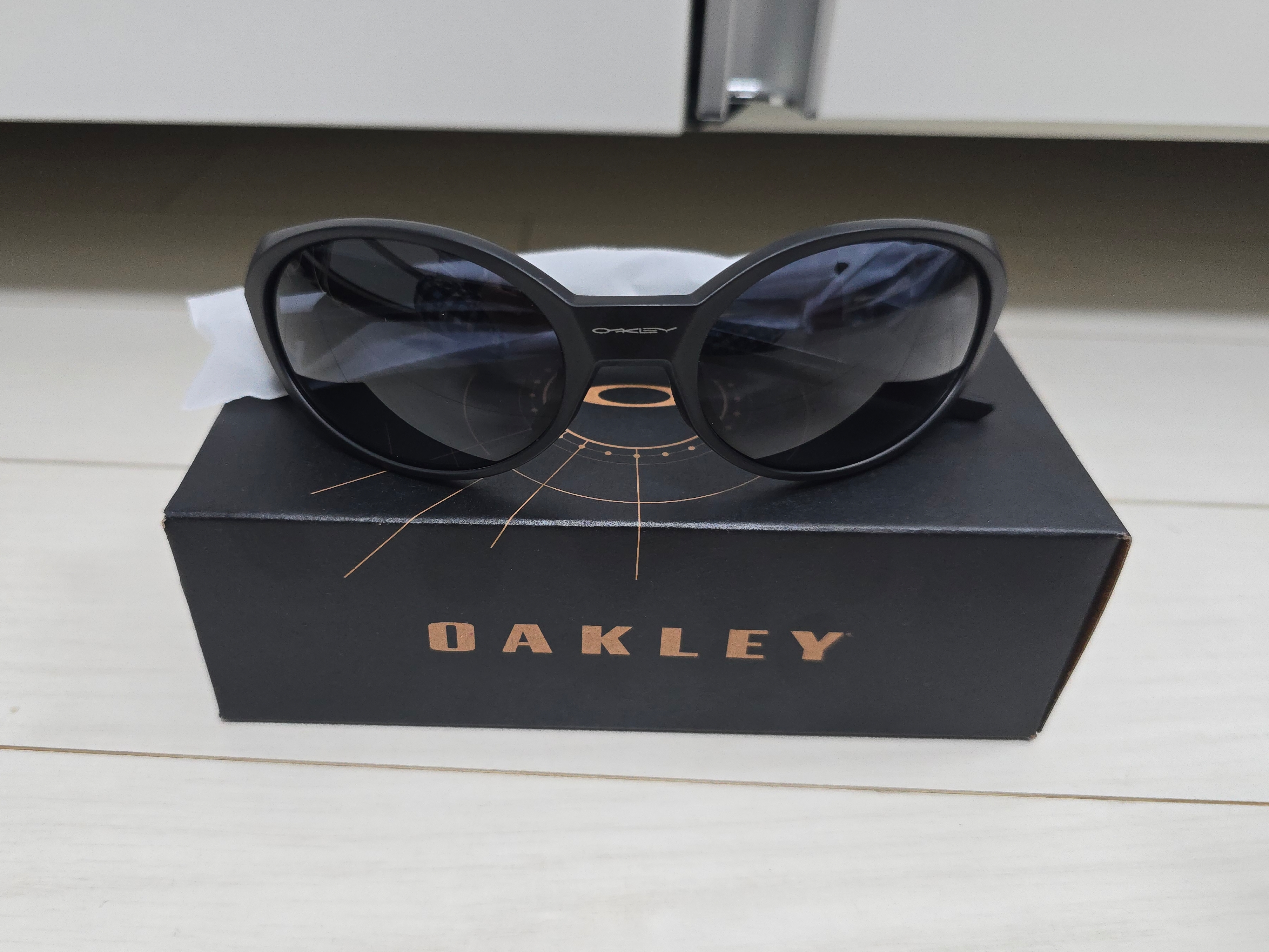 Oakley Eye Jacket Redux Matte Black Frame Prizm Grey Lenses High Bridge Fit 착용 스타일