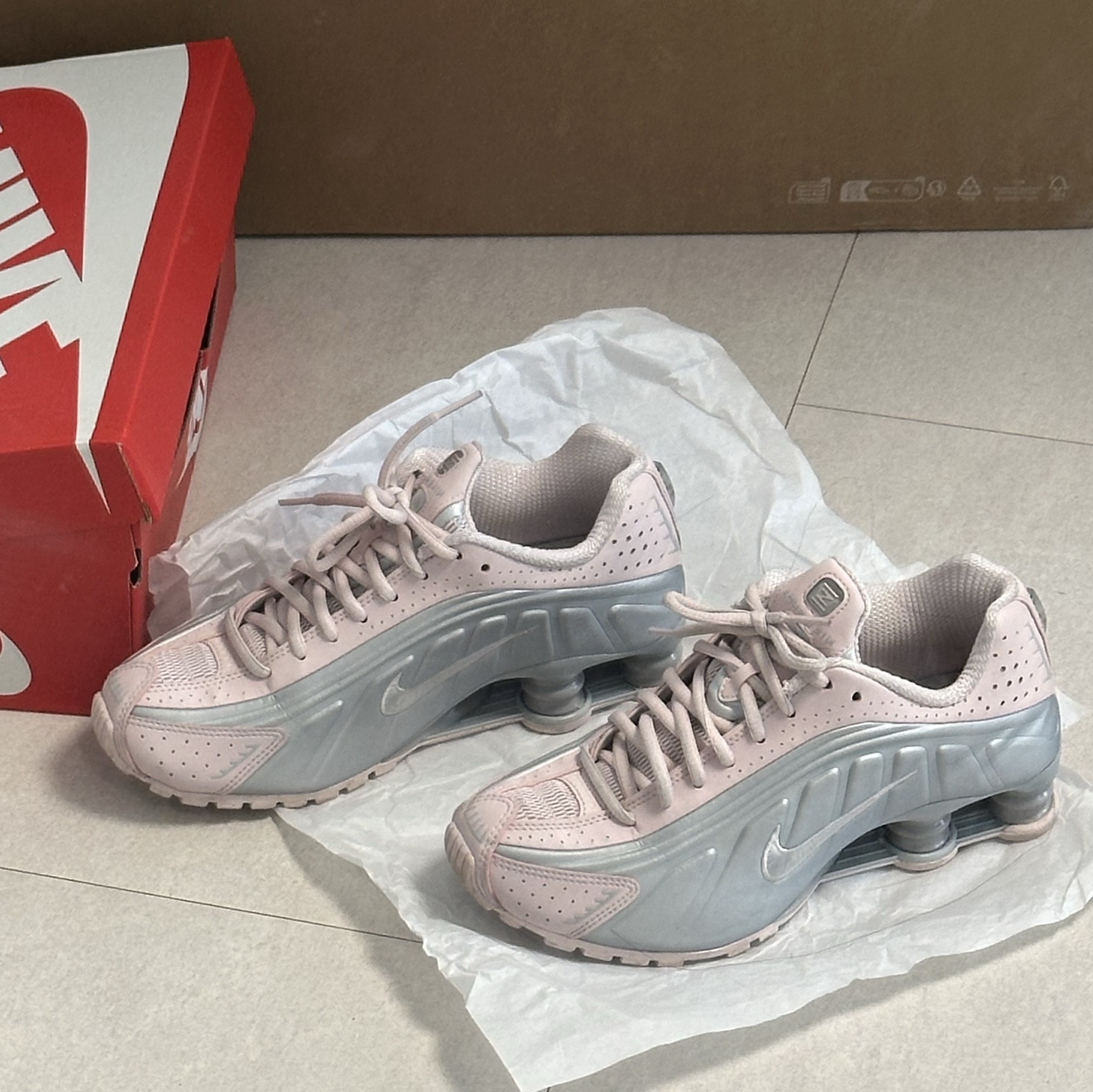 (W) Nike Shox R4 Barely Rose Metallic Platinum 착용 스타일 - 2