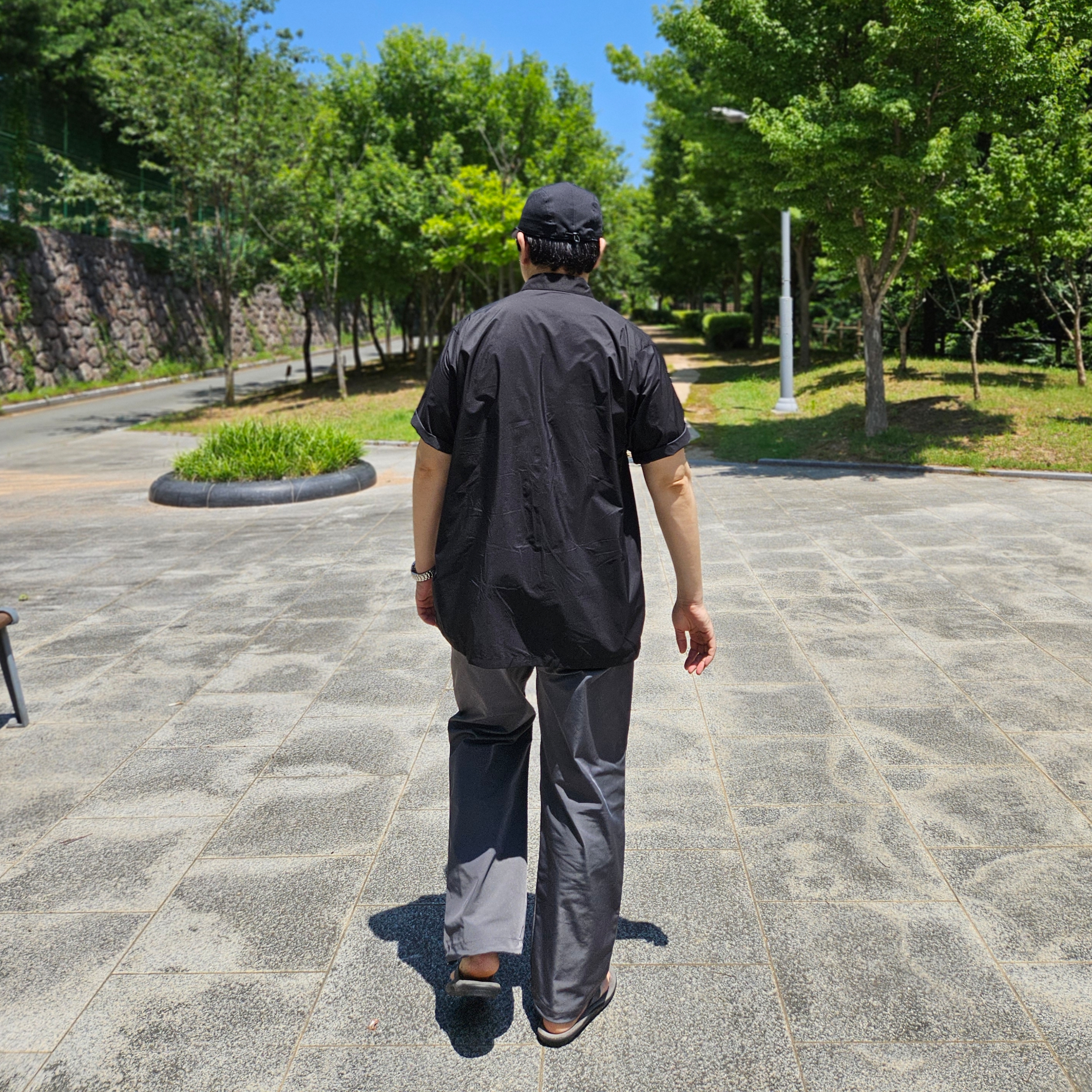 Island Slipper Classic Suede Charcoal Suede, Nike ACG Fly Cap Black 착용 스타일 - 2
