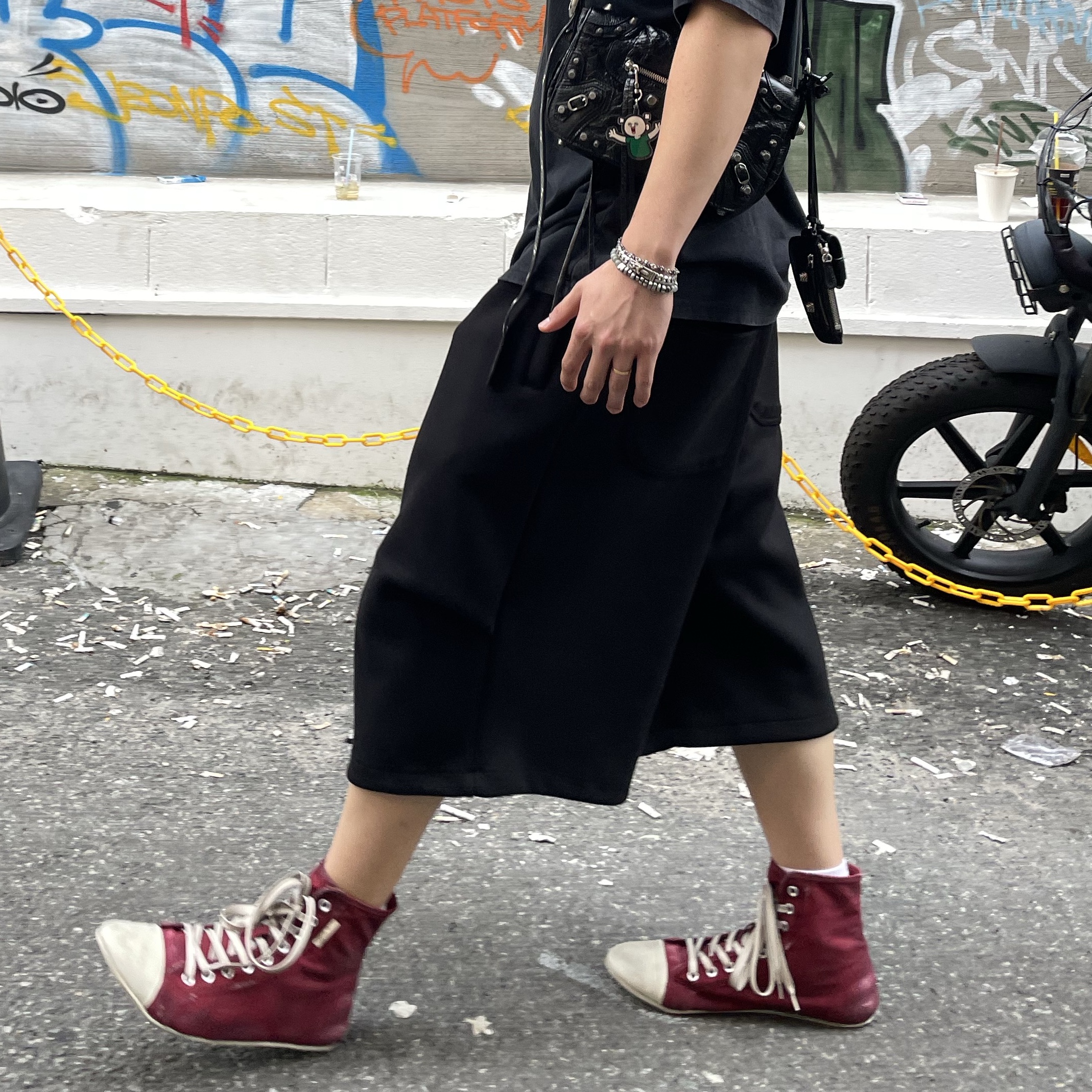 Balenciaga Arena Lambskin Aged Silver Hardware Le Cagole XS Flap Bag Black, Nonnod Scuba Shorts Black 착용 스타일 - 3