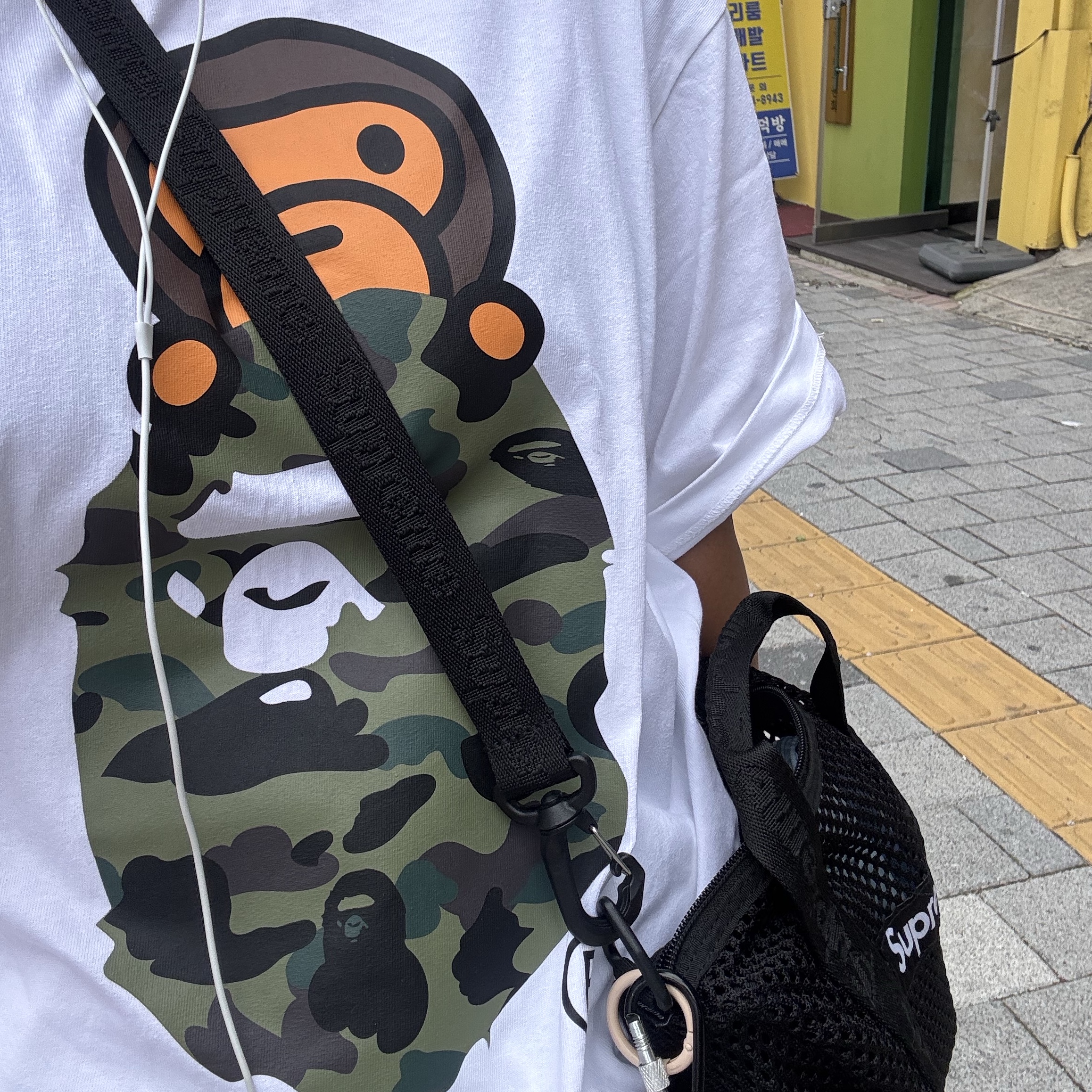 BAPE 1st Camo Milo on Ape Head T-Shirt White Green, Supreme x GOODENOUGH Crushed Rayon Pile Camp Cap Leopard - 25SS 착용 스타일 - 2