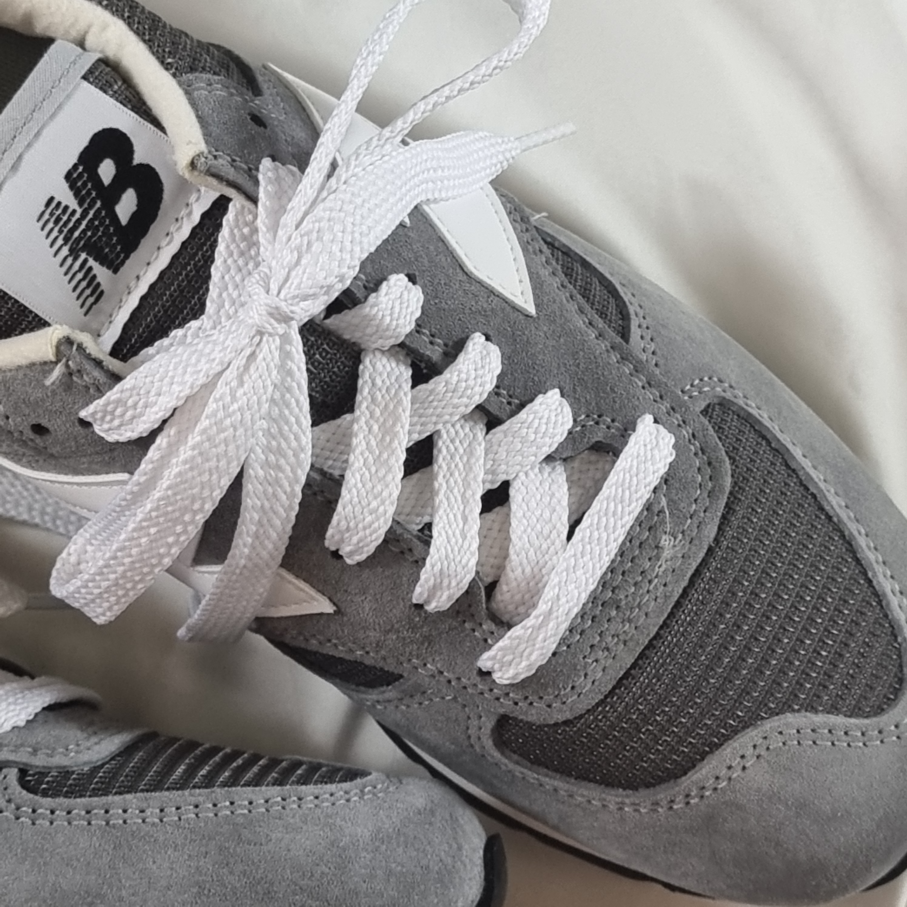 New Balance 990v1 Made in USA Grey White 착용 스타일 - 3