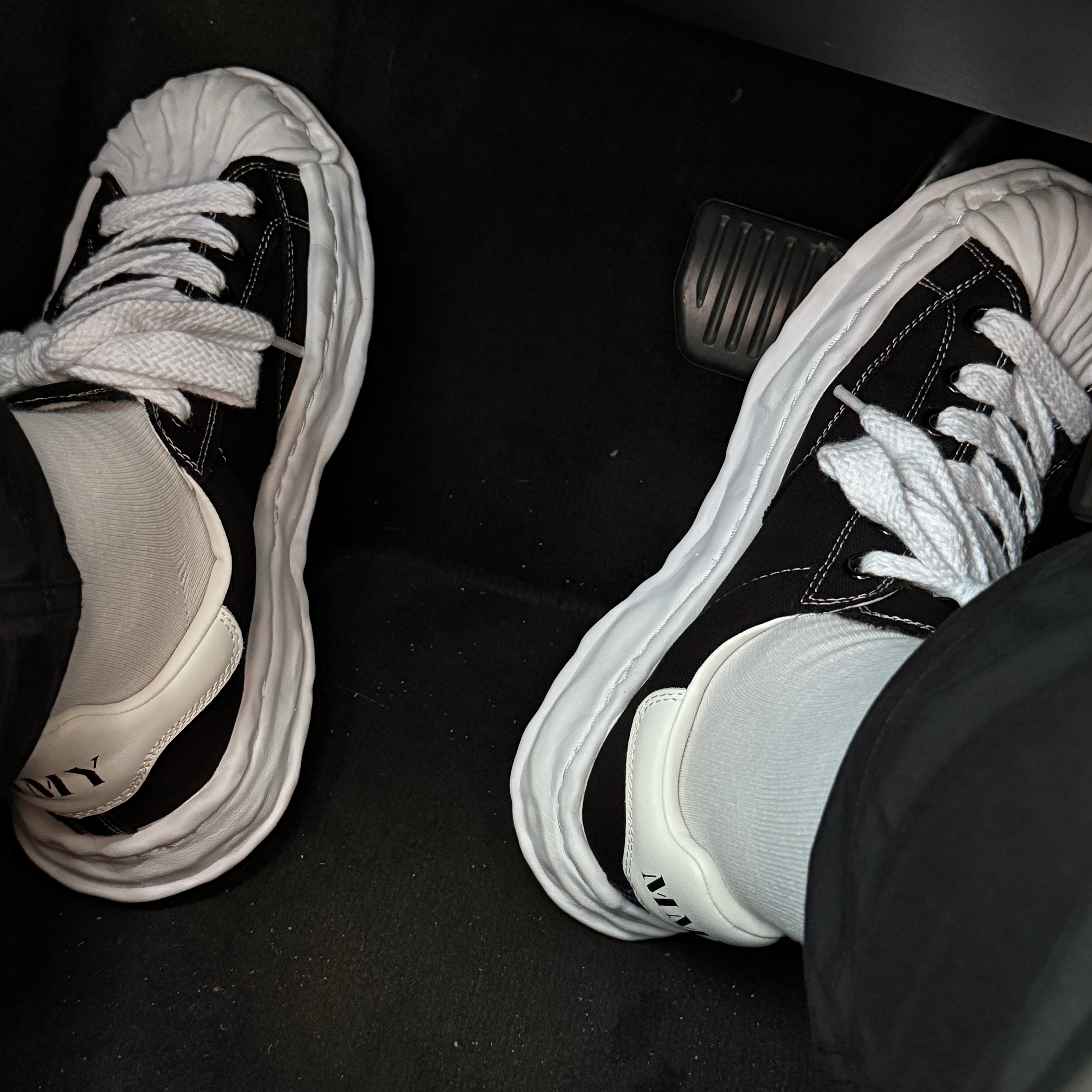 Maison Mihara Yasuhiro Blakey OG Sole Canvas Low-top Sneakers Black White 착용 스타일