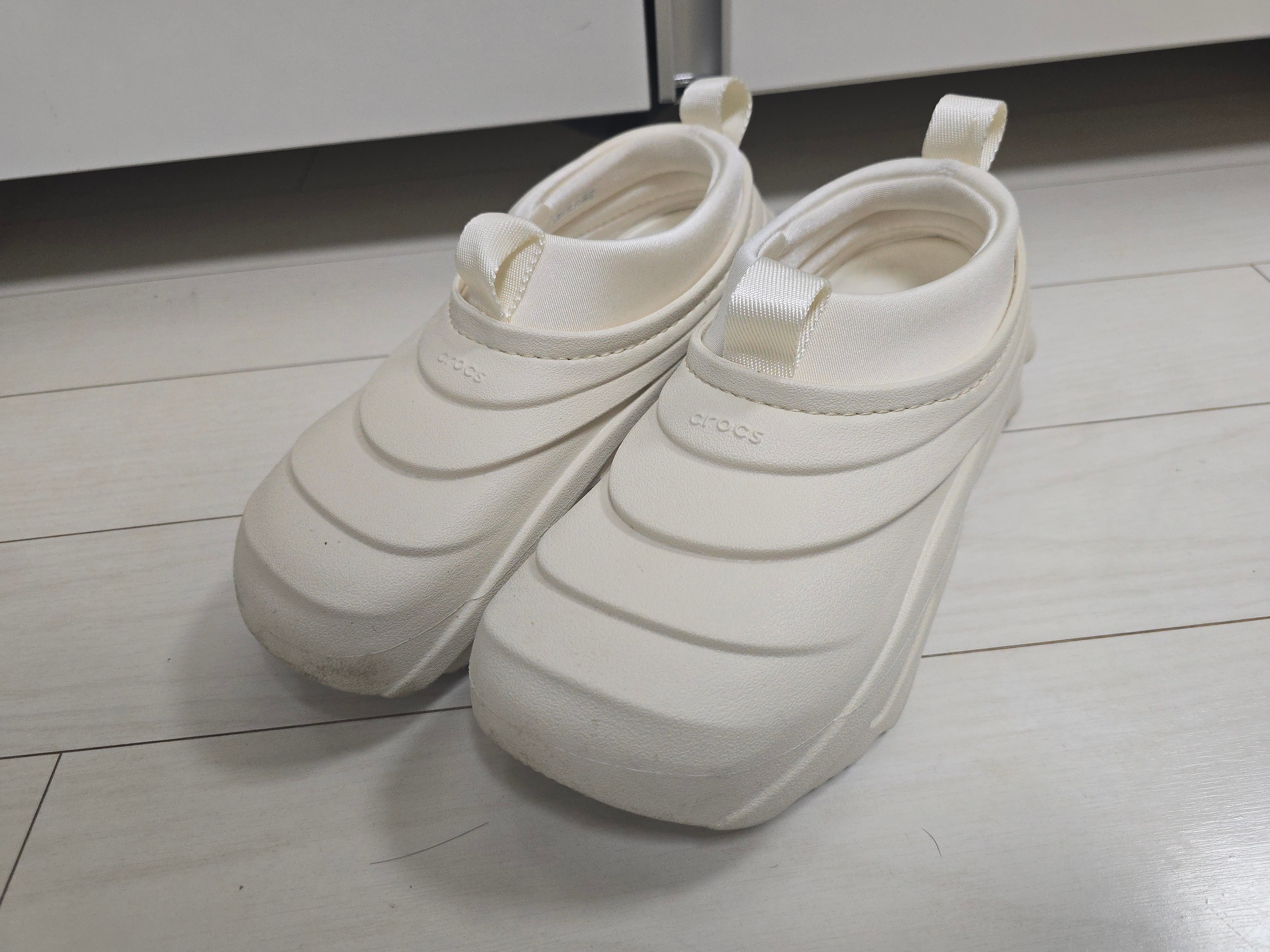 Crocs Echo Storm Tundra 착용 스타일