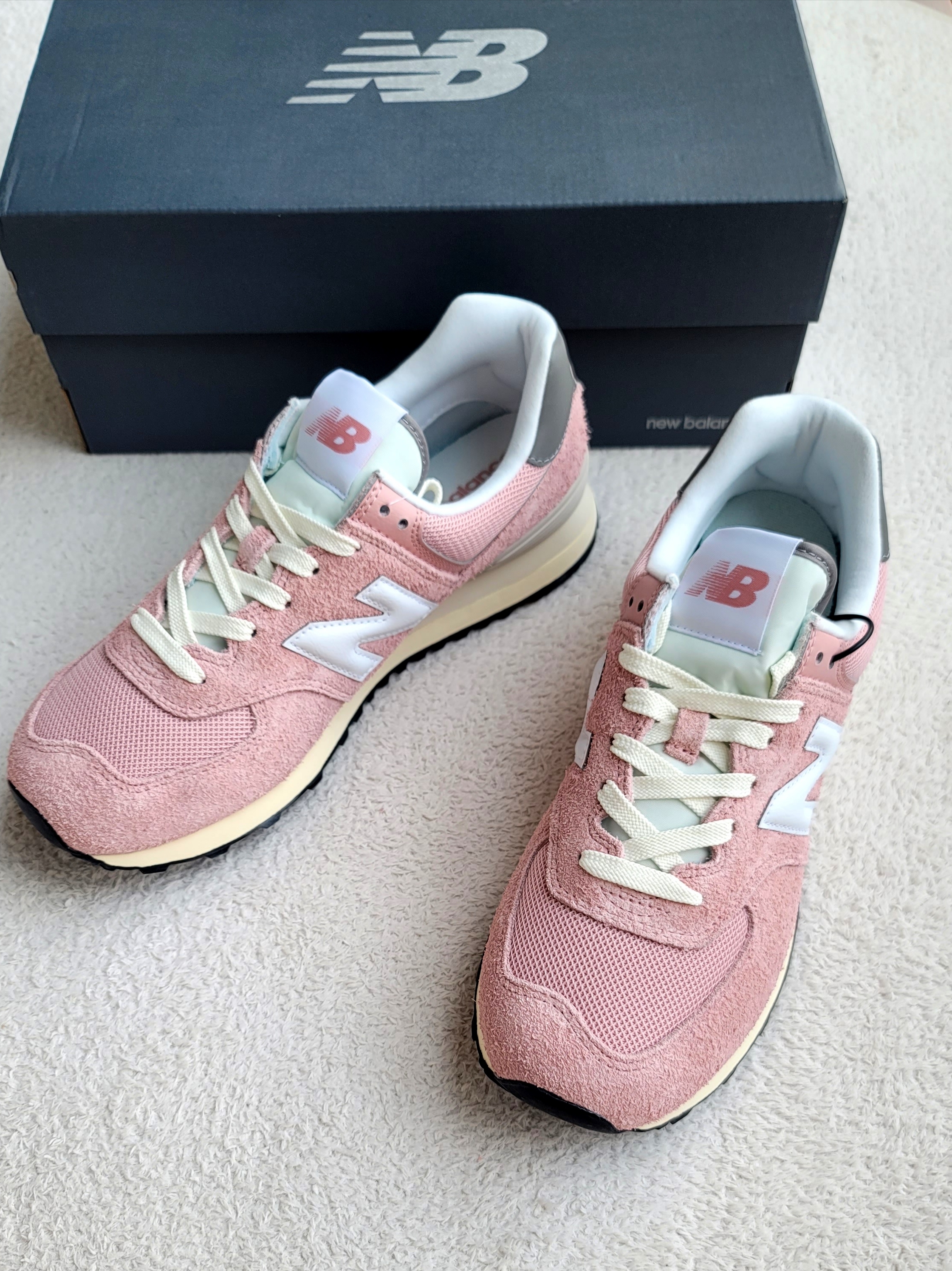New Balance 574 Heritage Mellow Pink 착용 스타일 - 1