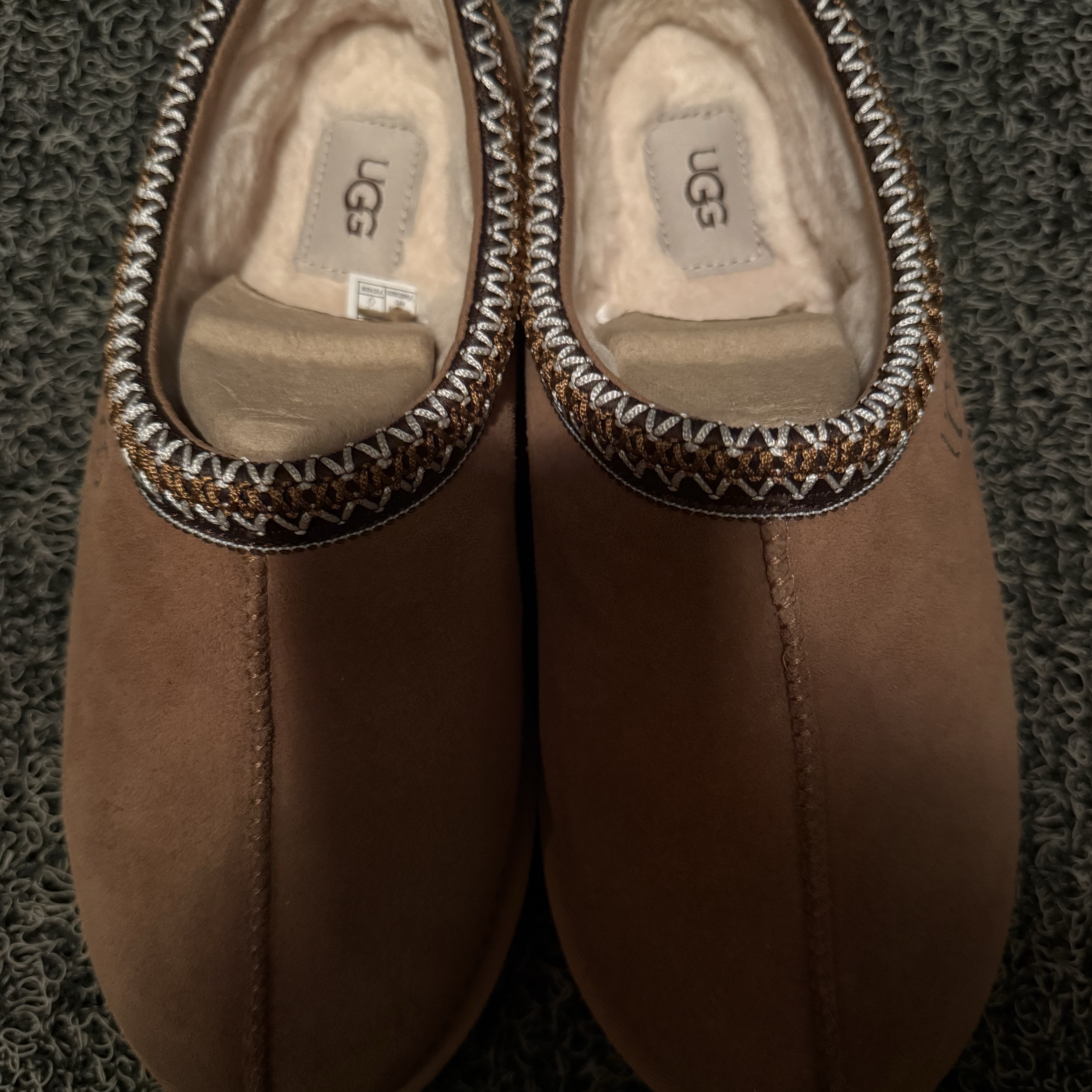 UGG Tasman Slipper Chestnut 착용 스타일 - 2