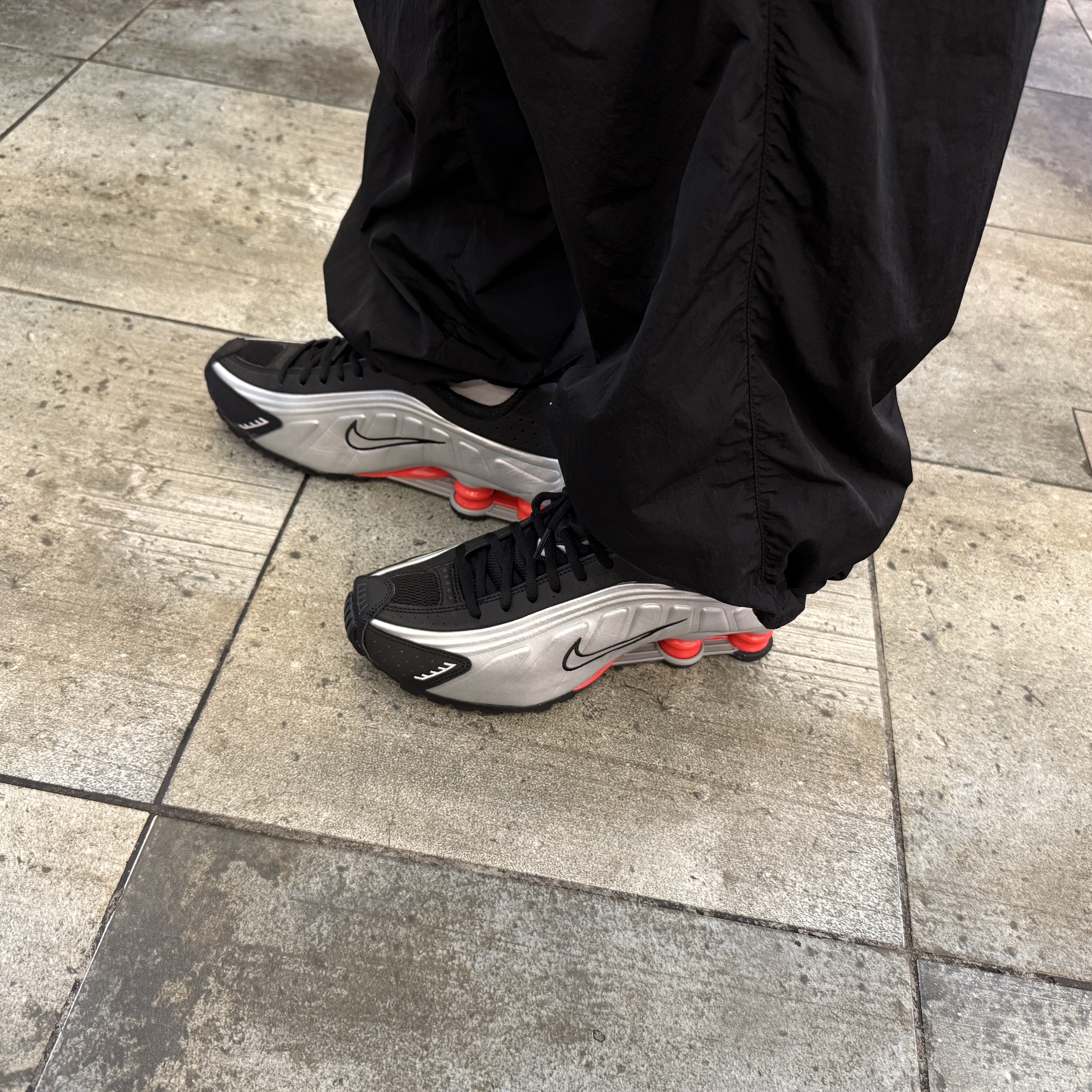 Nike Shox R4 Metallic Silver Red 착용 스타일