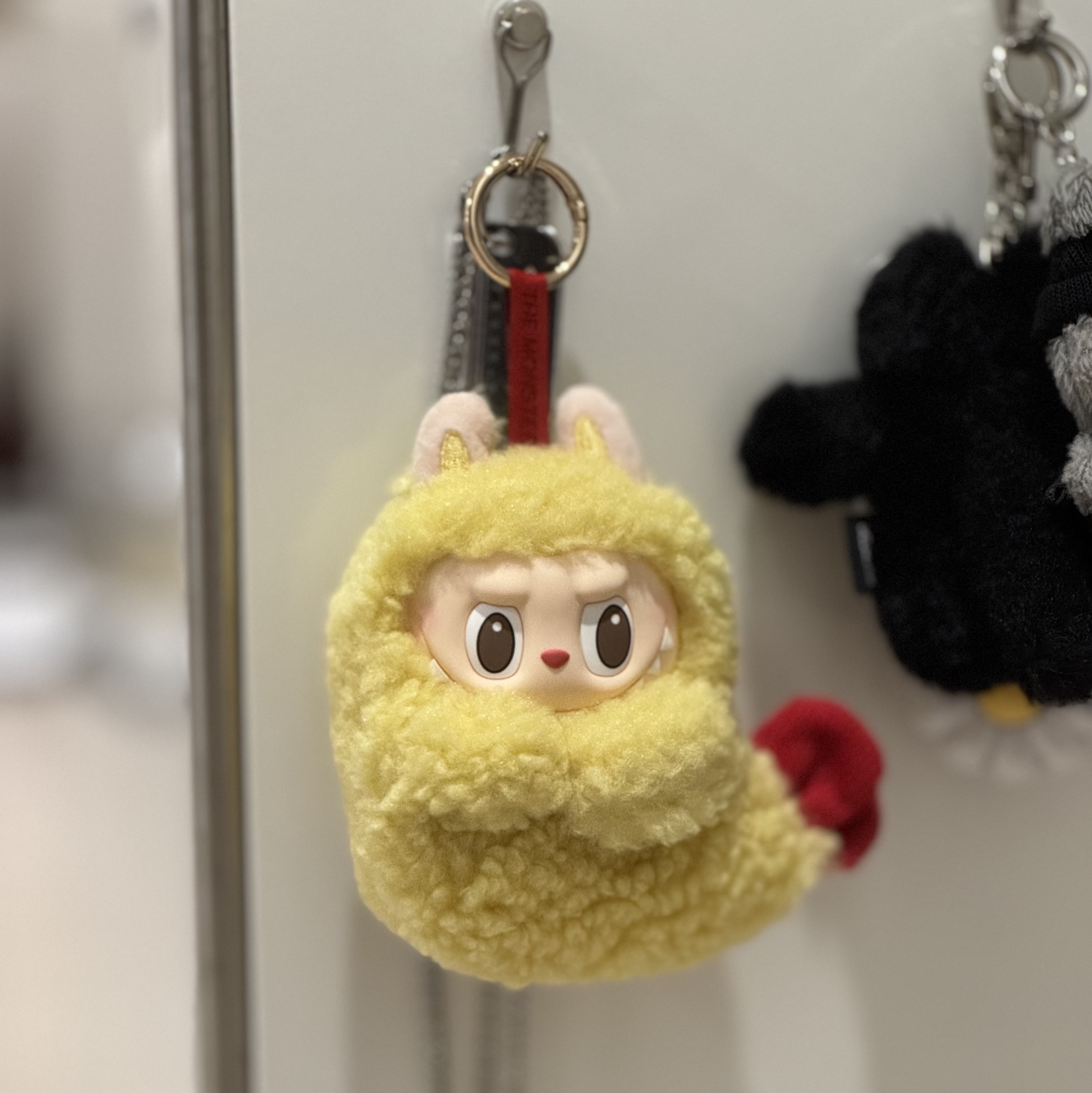Pop Mart Labubu The Monsters Wacky Mart Series Earphone Case 착용 스타일