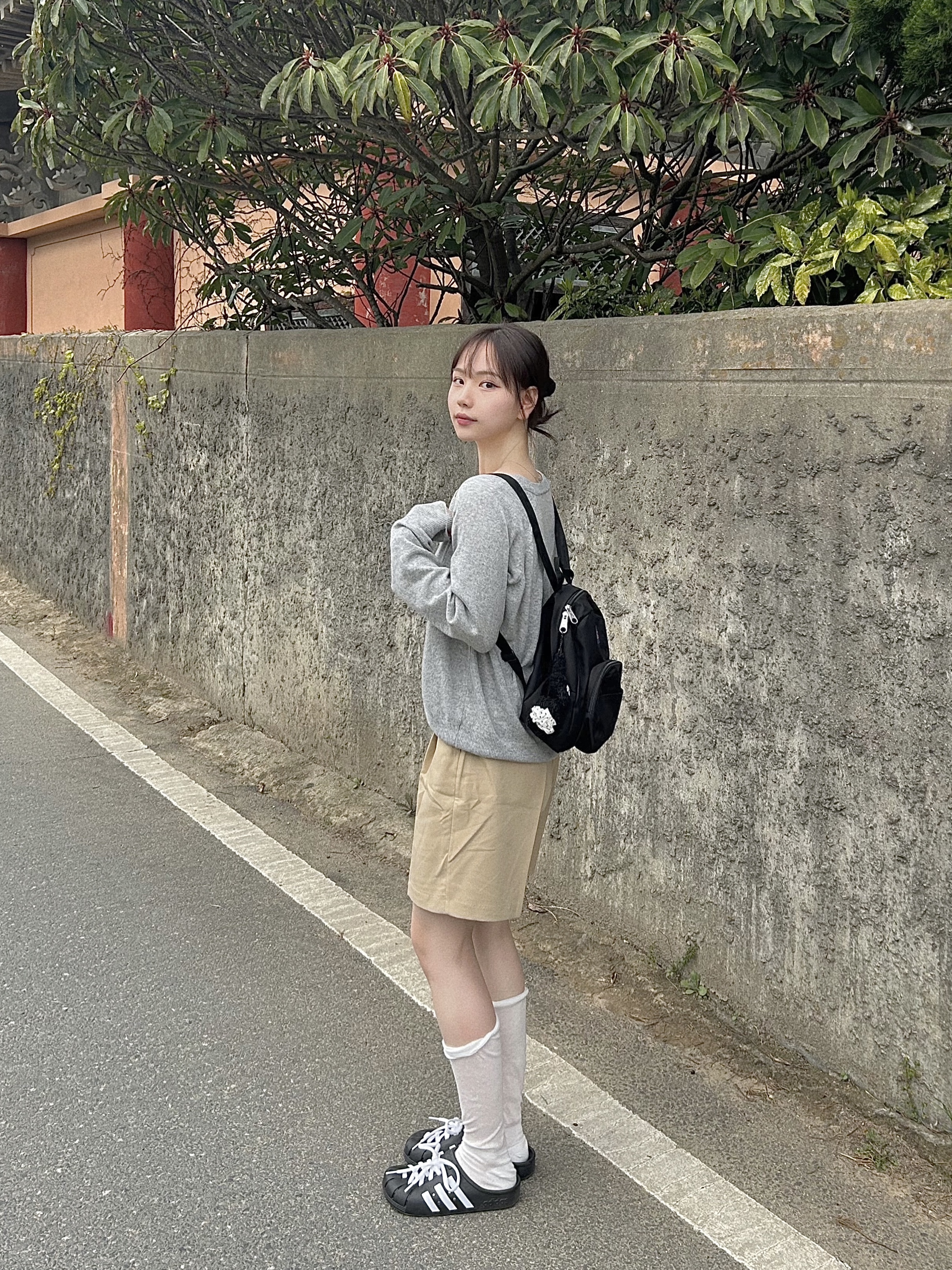 Adidas Adilette Clog Black White 착용 스타일
