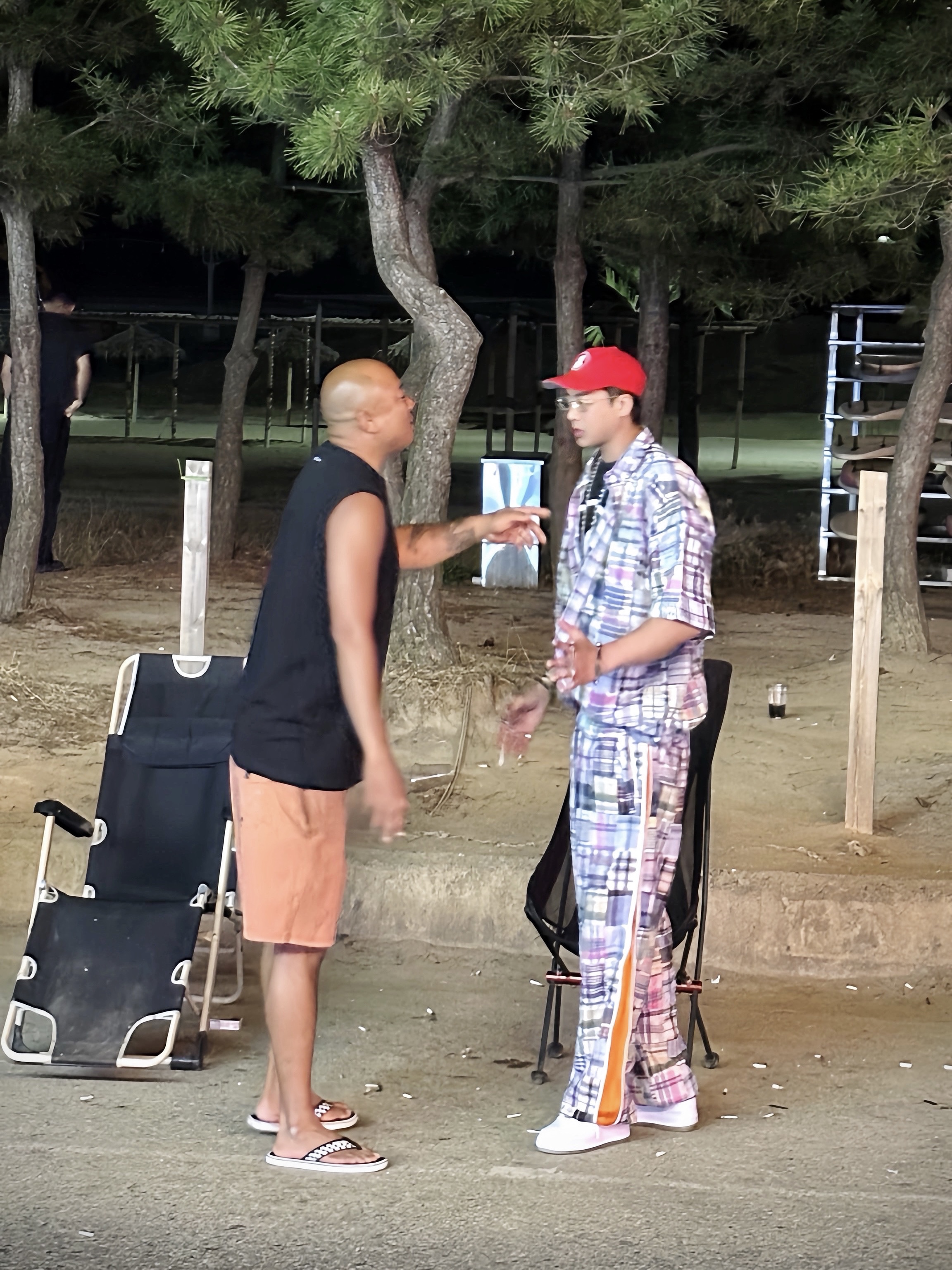 Supreme x GOODENOUGH 6-Panel Red - 25SS, Supreme x GOODENOUGH End Racism T-Shirt Black - 25SS 착용 스타일 - 3