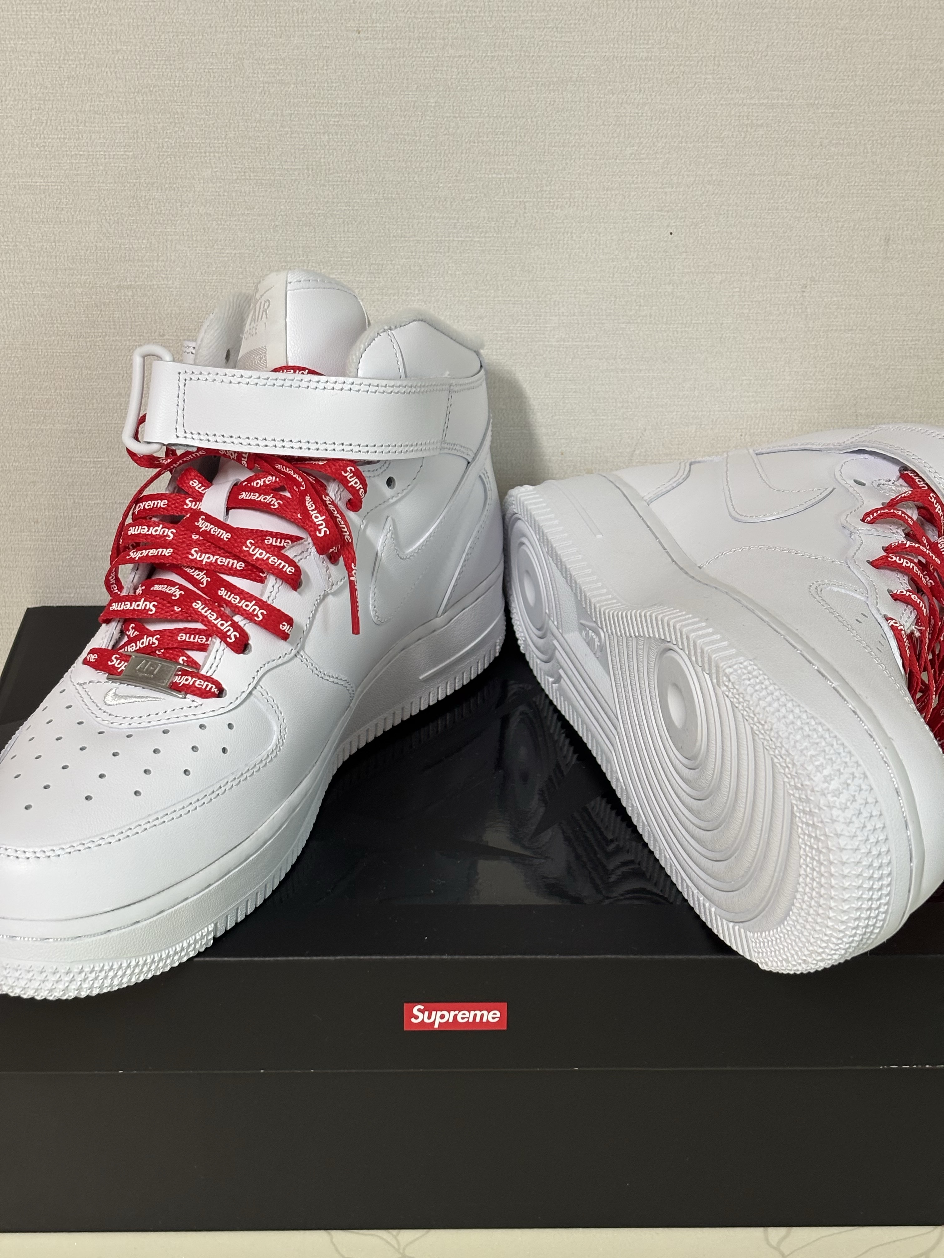 Nike x Supreme Air Force 1 Mid White 착용 스타일