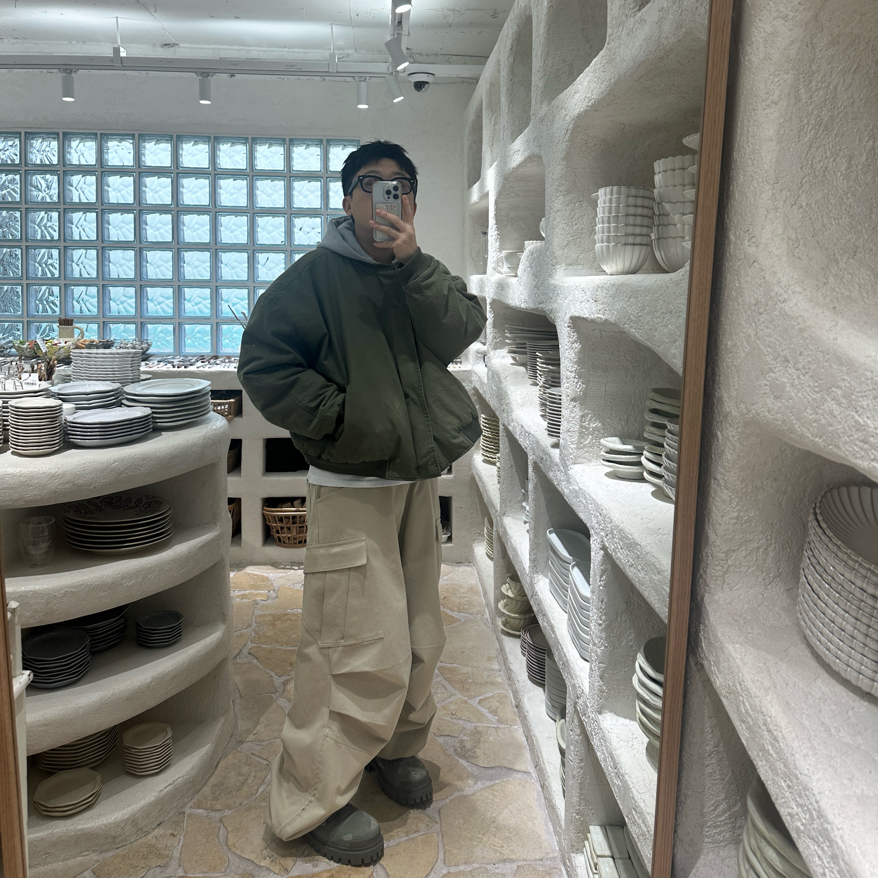 Nonnod Side Zip Cargo Pants Beige, Nonnod Sulfur Dye Serge Bomber Jacket Vintage Khaki 착용 스타일 - 1