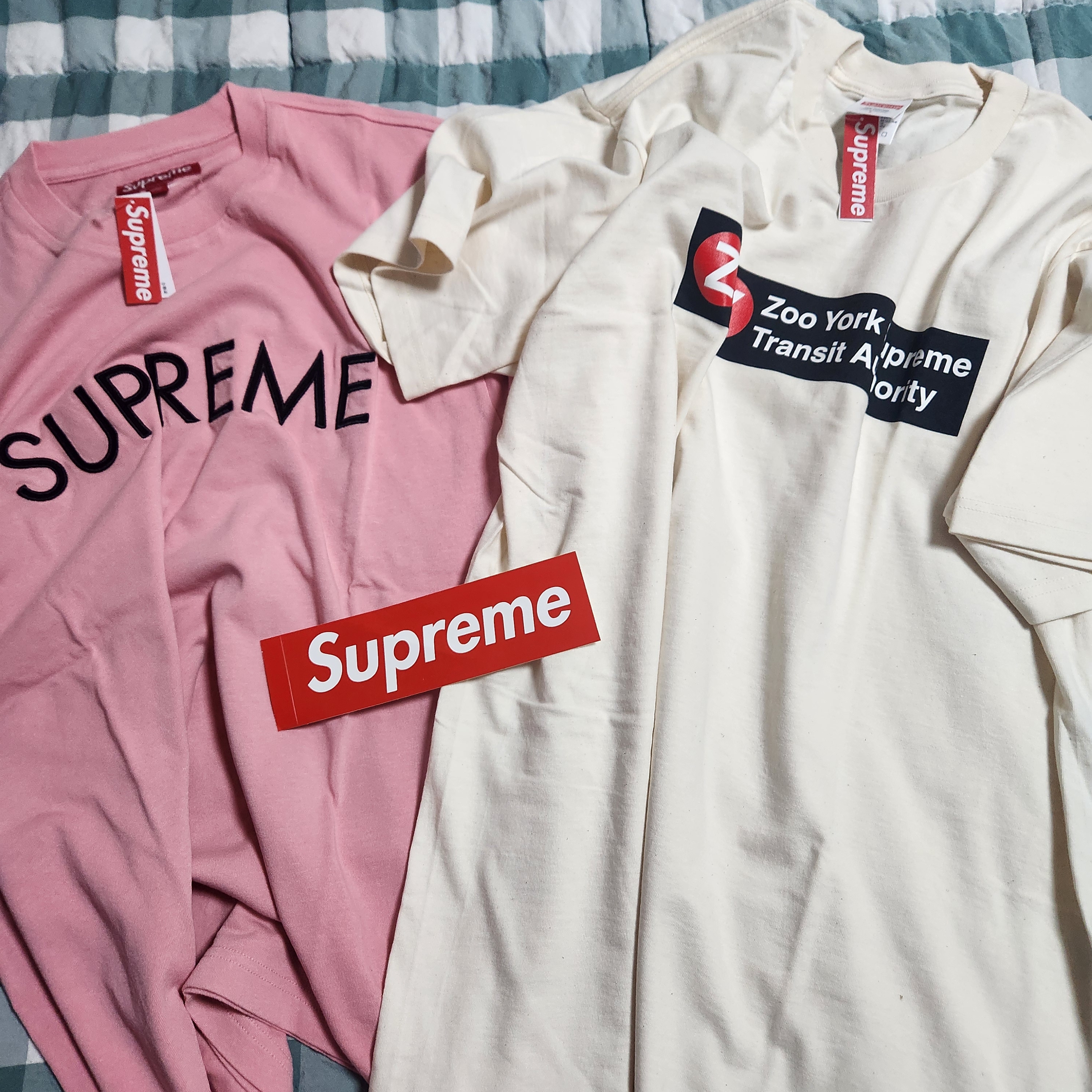 Supreme Capital S/S Top Pink - 25SS, Supreme x Zoo York Transit T-Shirt Natural - 25SS 착용 스타일 - 1