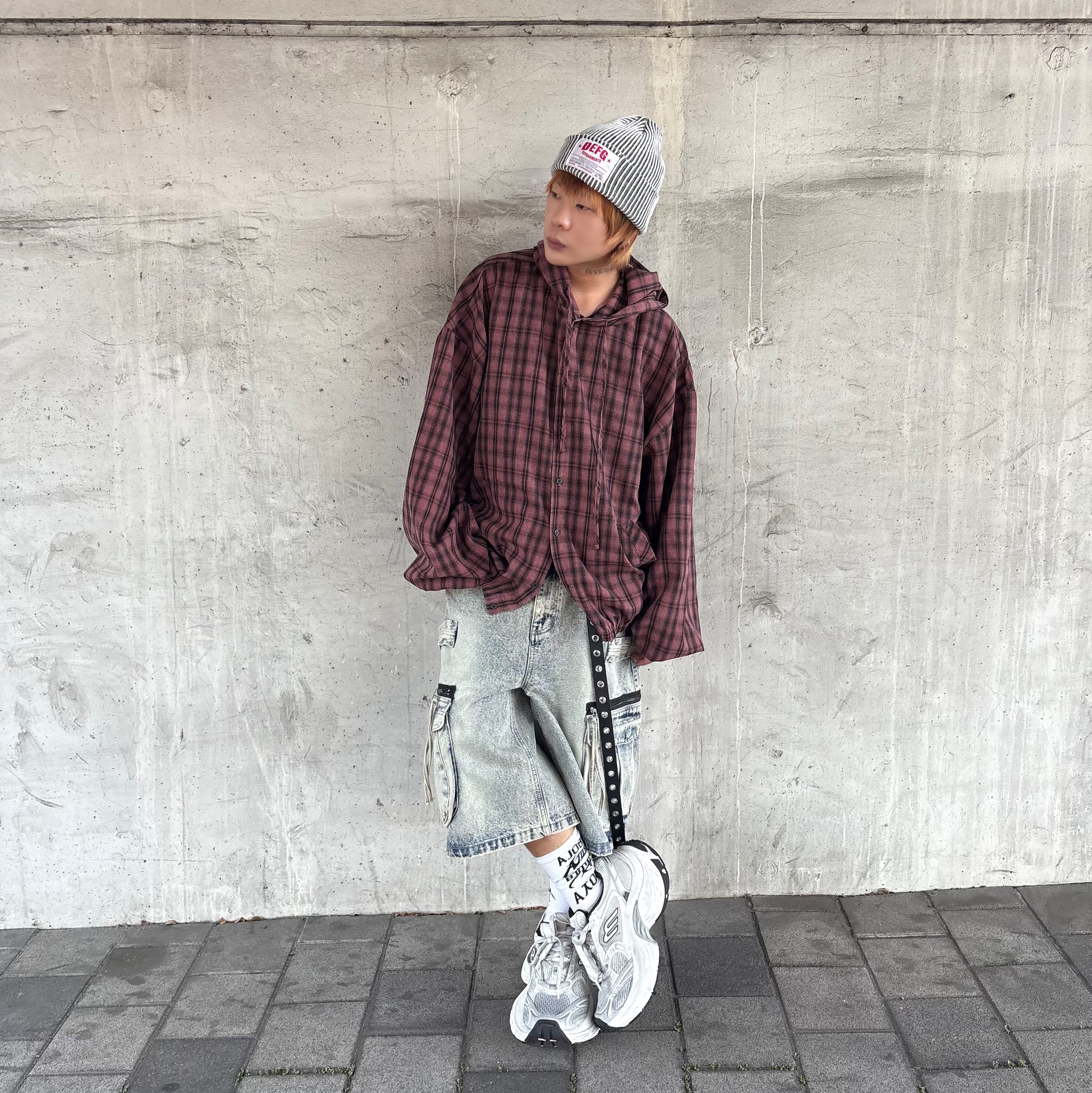 DEFGARMENTS Label Point Rib Beanie White, Balenciaga 10XL Sneakers White Grey Silver Black 착용 스타일 - 1