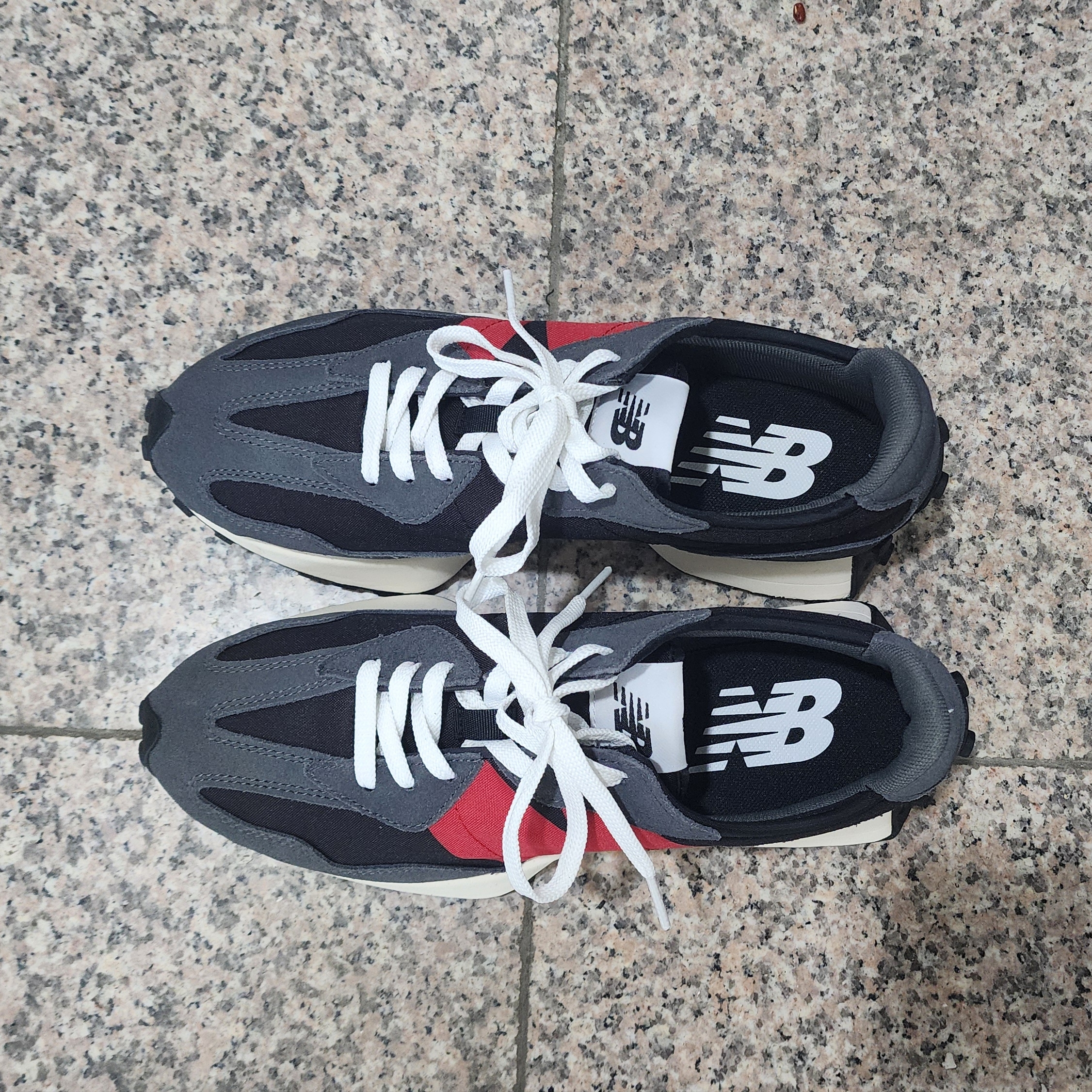 New Balance 327 Magnet Team Red 착용 스타일 - 2