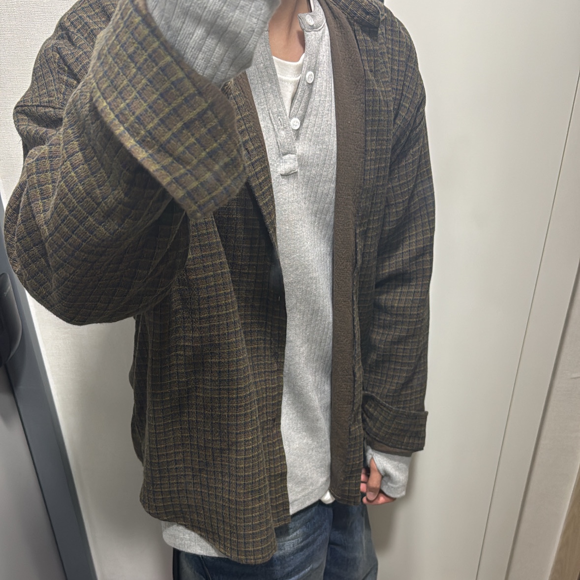 Nonnod Finger Hole Henry Neck T-Shirt Grey, Nonnod Cropped Flexible String Check Shirt Brown 착용 스타일 - 1