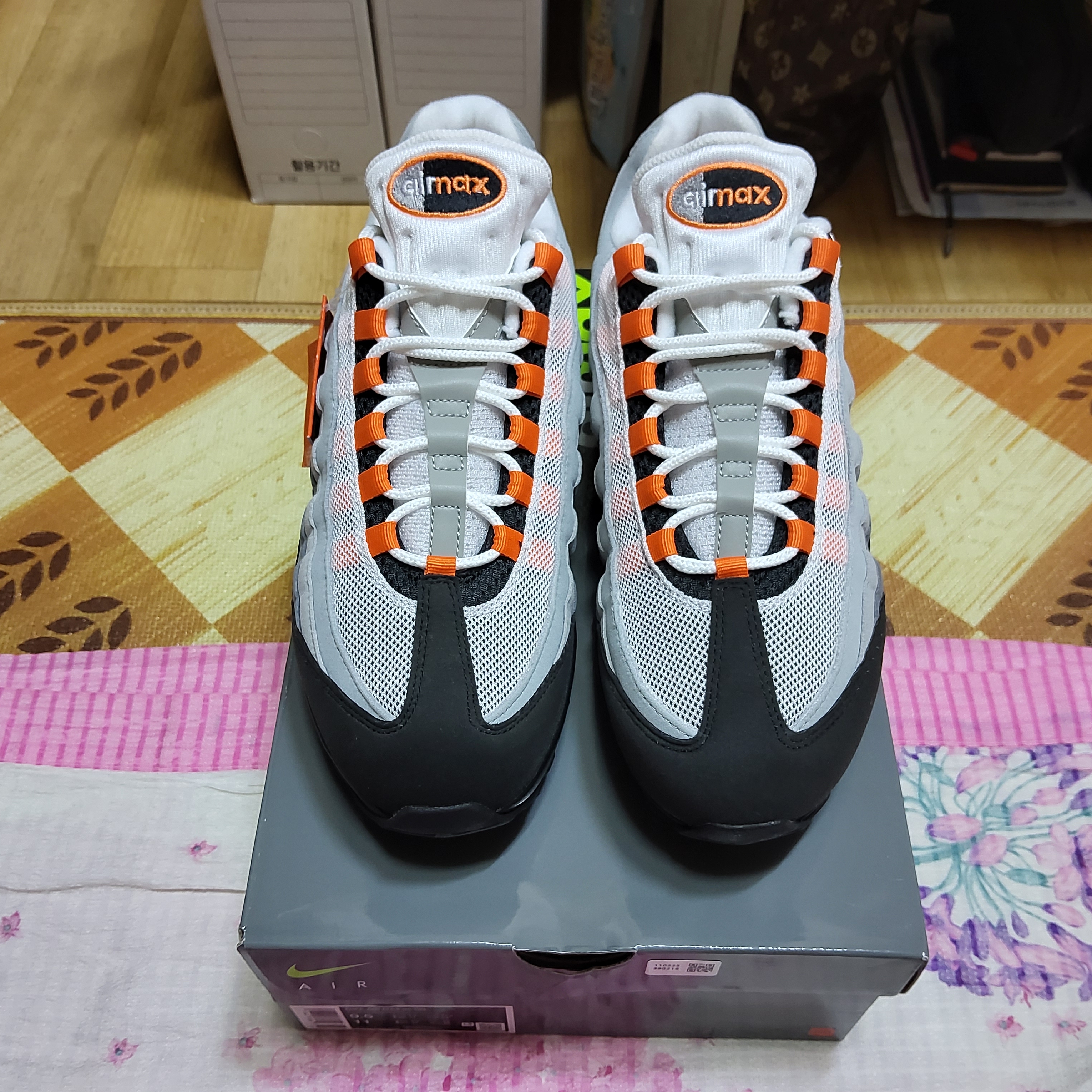 Nike Air Max 95 OG Bright Mandarin 착용 스타일 - 2