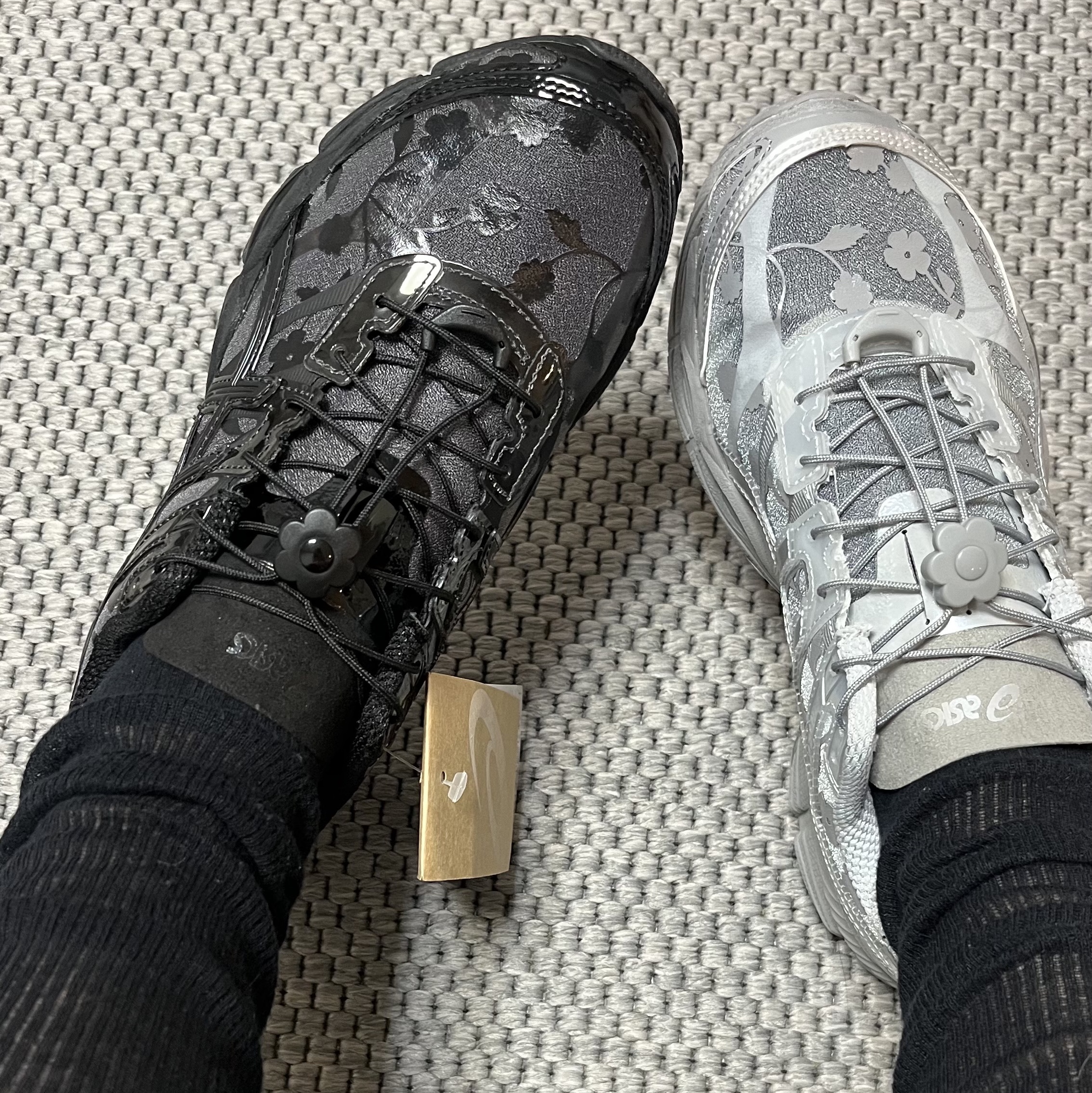Asics x Cecilie Bahnsen Gel-Cumulus 16 Black, Asics x Cecilie Bahnsen Gel-Cumulus 16 Gray 착용 스타일 - 2