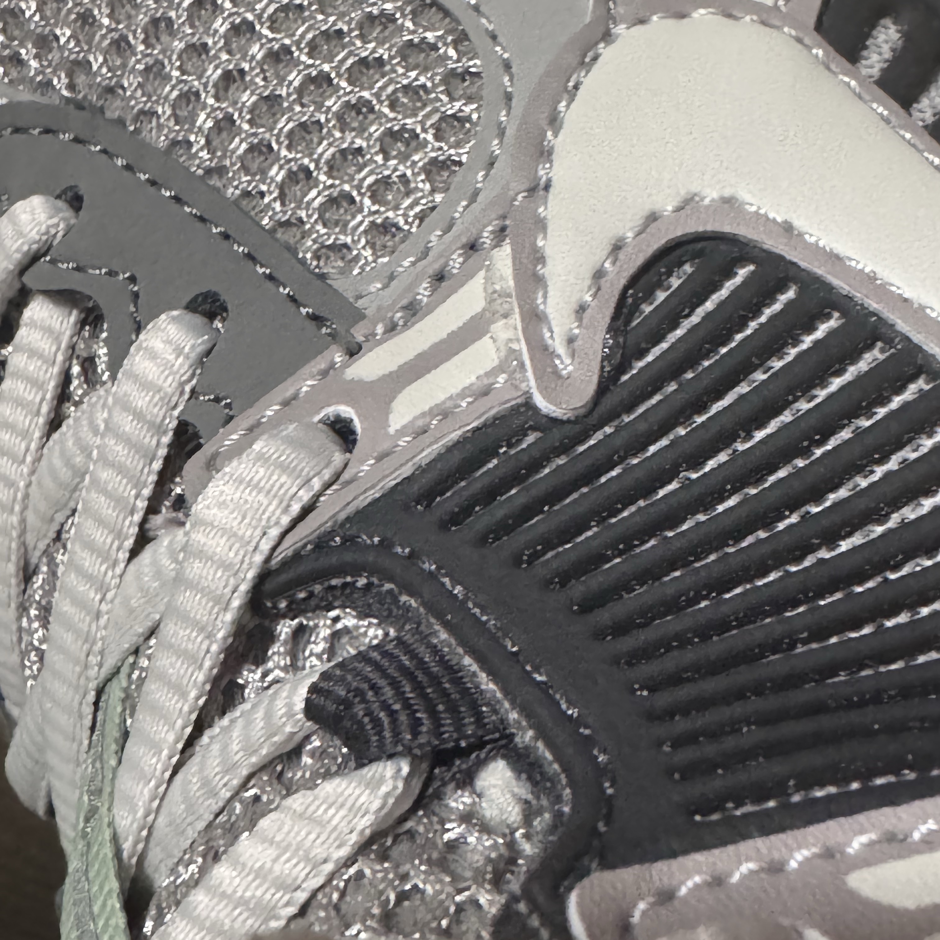 (W) Nike Zoom Vomero 5 Cobblestone and Flat Pewter 착용 스타일 - 1