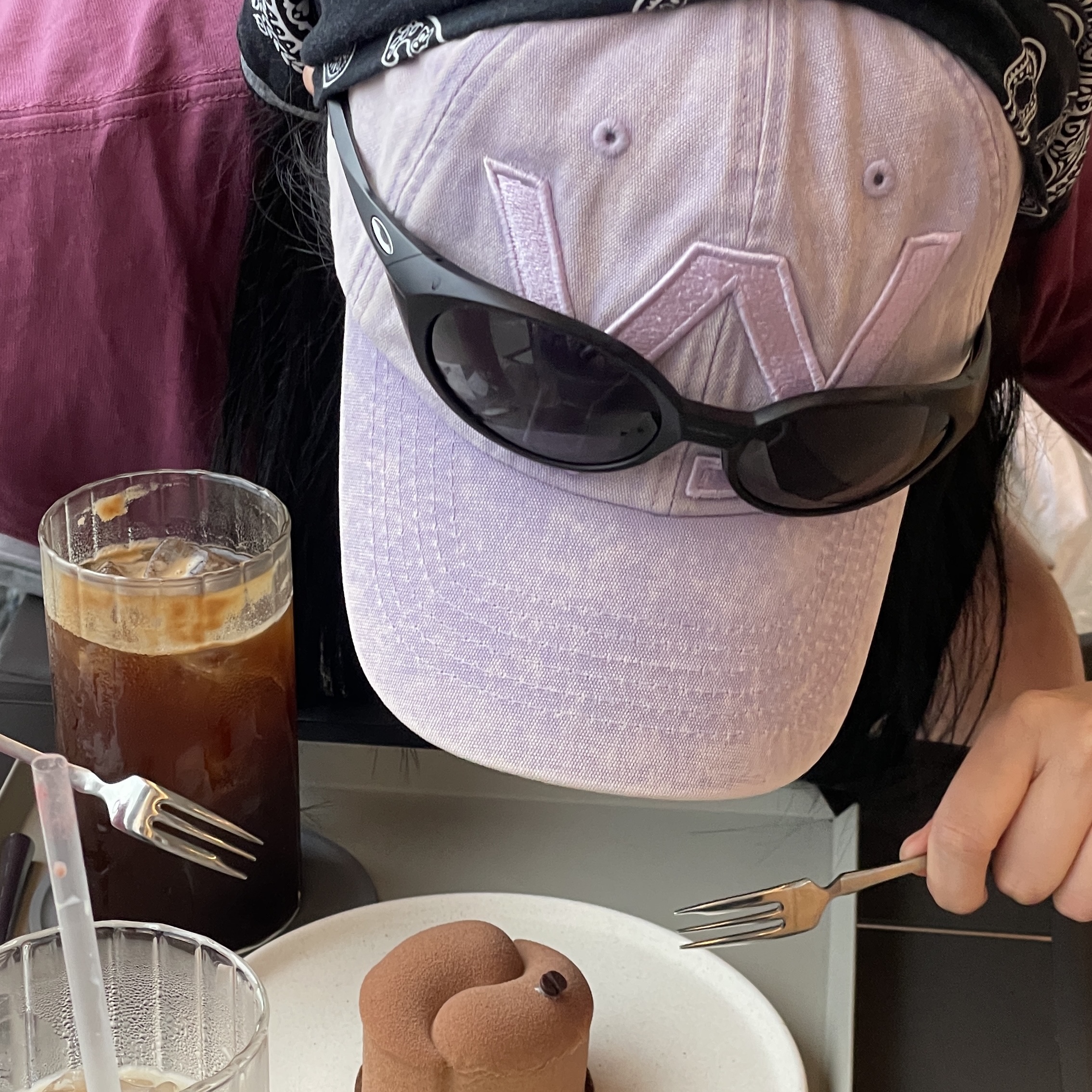 Stussy World Tour T-Shirt Berry 2024, Oakley Eye Jacket Redux Matte Black Frame Prizm Grey Lenses High Bridge Fit 착용 스타일 - 2