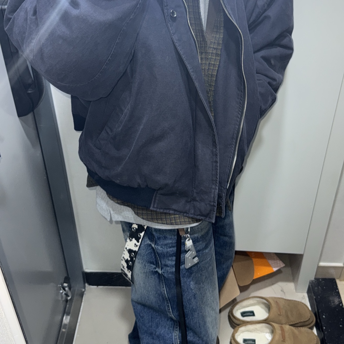 Nonnod Finger Hole Henry Neck T-Shirt Grey, Nonnod Cropped Flexible String Check Shirt Brown 착용 스타일 - 3