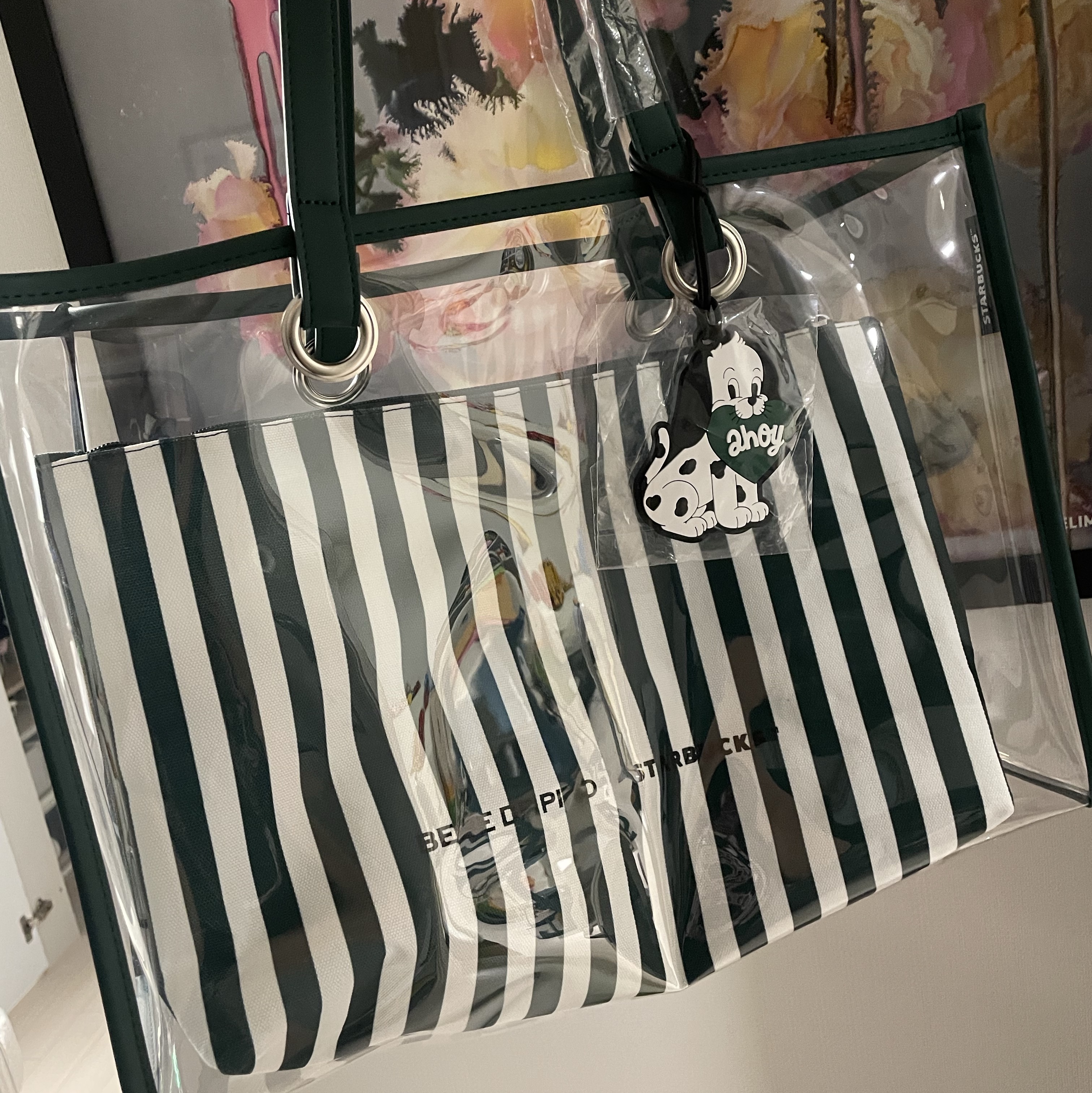 Starbucks x Bebe De Pino Beach Towel Poncho, Starbucks x Bebe De Pino Waterful Big Bag 착용 스타일 - 3