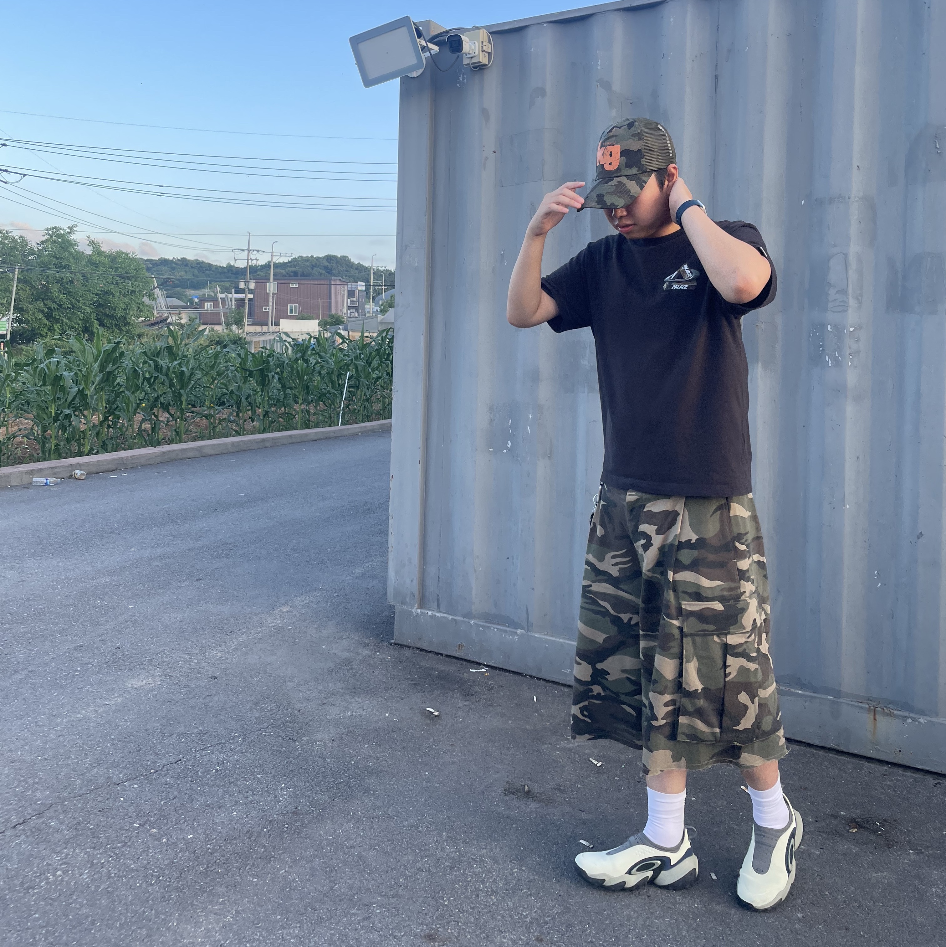 GRAILZ x KOIN SEOUL Kg Logo Cap Camo, Palace x Oakley T-Shirt Black - 24FW 착용 스타일 - 3
