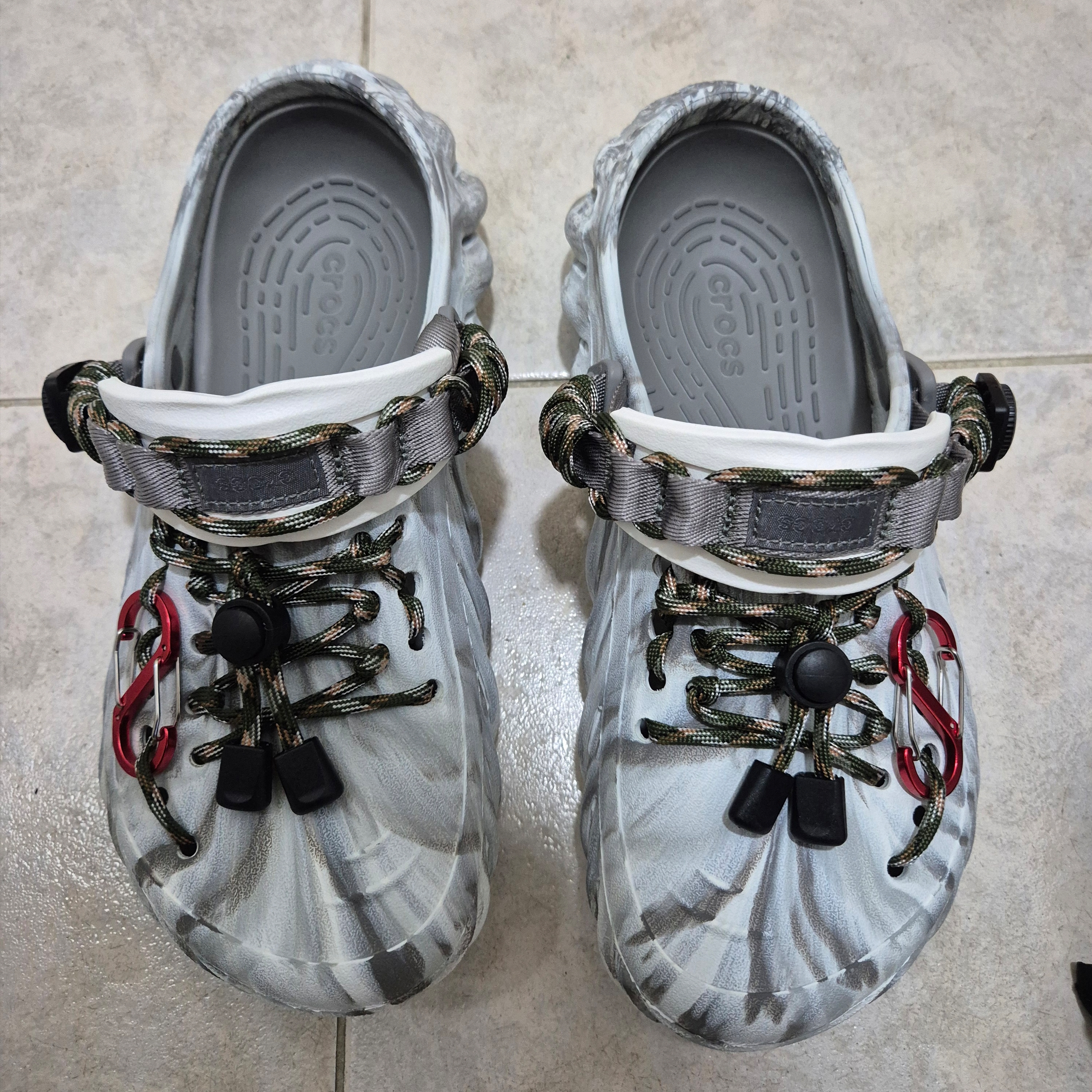 Crocs Echo Marbled Clog Moonlight Multi 착용 스타일