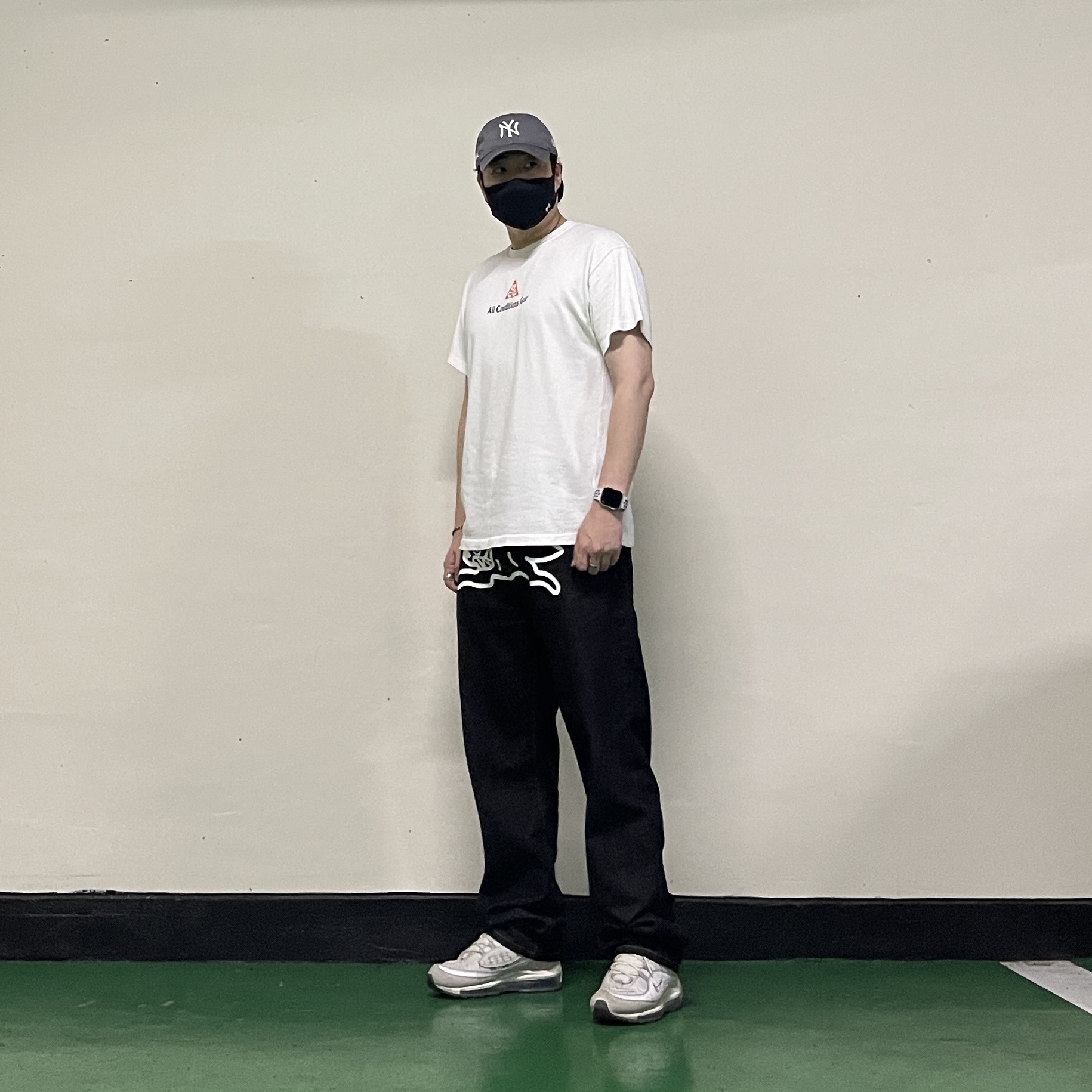 Nike ACG Vortex T-Shirt Summit White - Asia, New Era x MoMA New York Yankees Cap Storm Gray 착용 스타일 - 4
