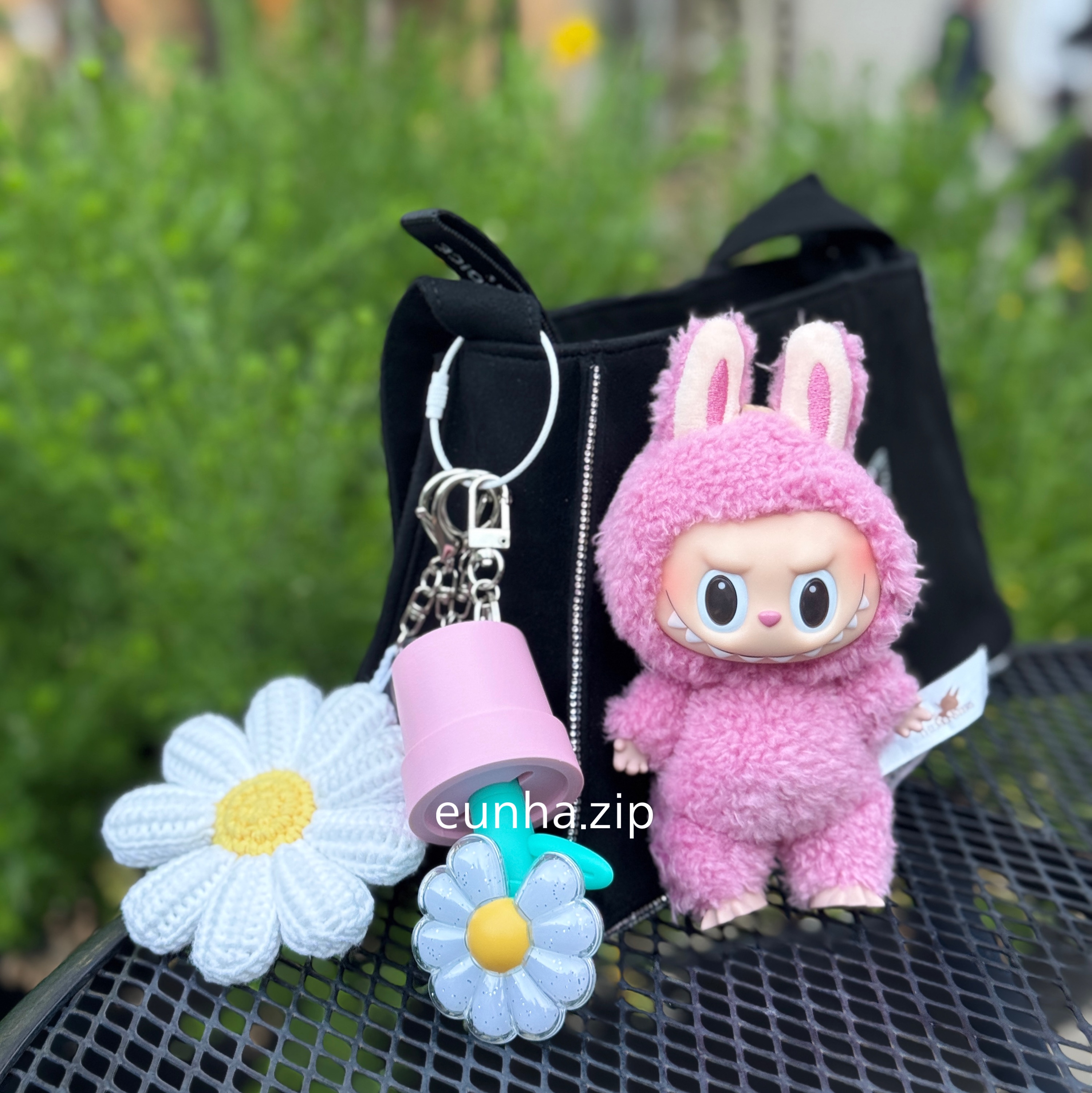 Pop Mart Labubu The Monsters Labubu Tasty Macarons Series Lyche Berry Keyring, G-DRAGON Ubermensch Official Mini Light Keyring Mint 착용 스타일