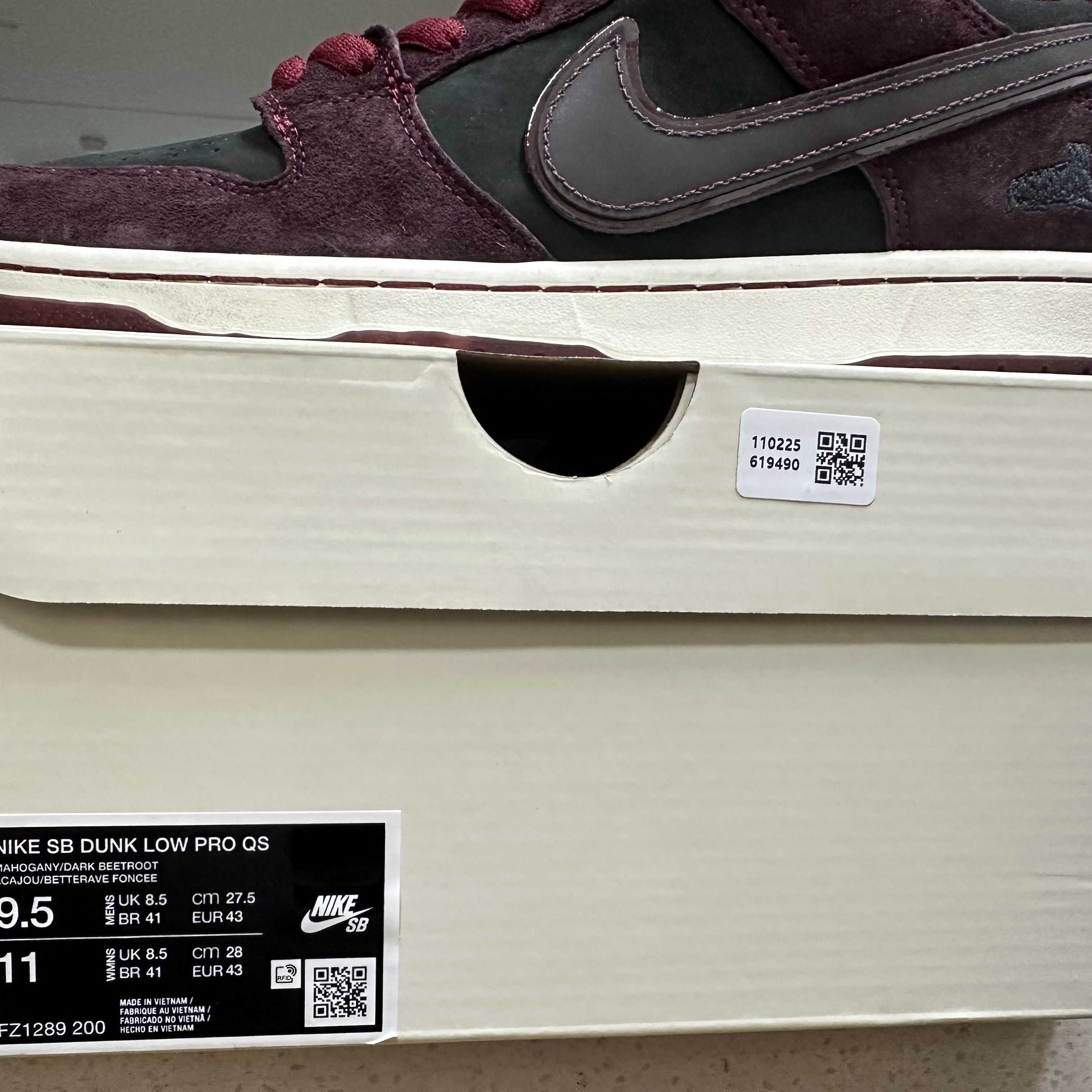 Nike x Riot Skateshop SB Dunk Low Pro Mahogany and Team Red 착용 스타일 - 1