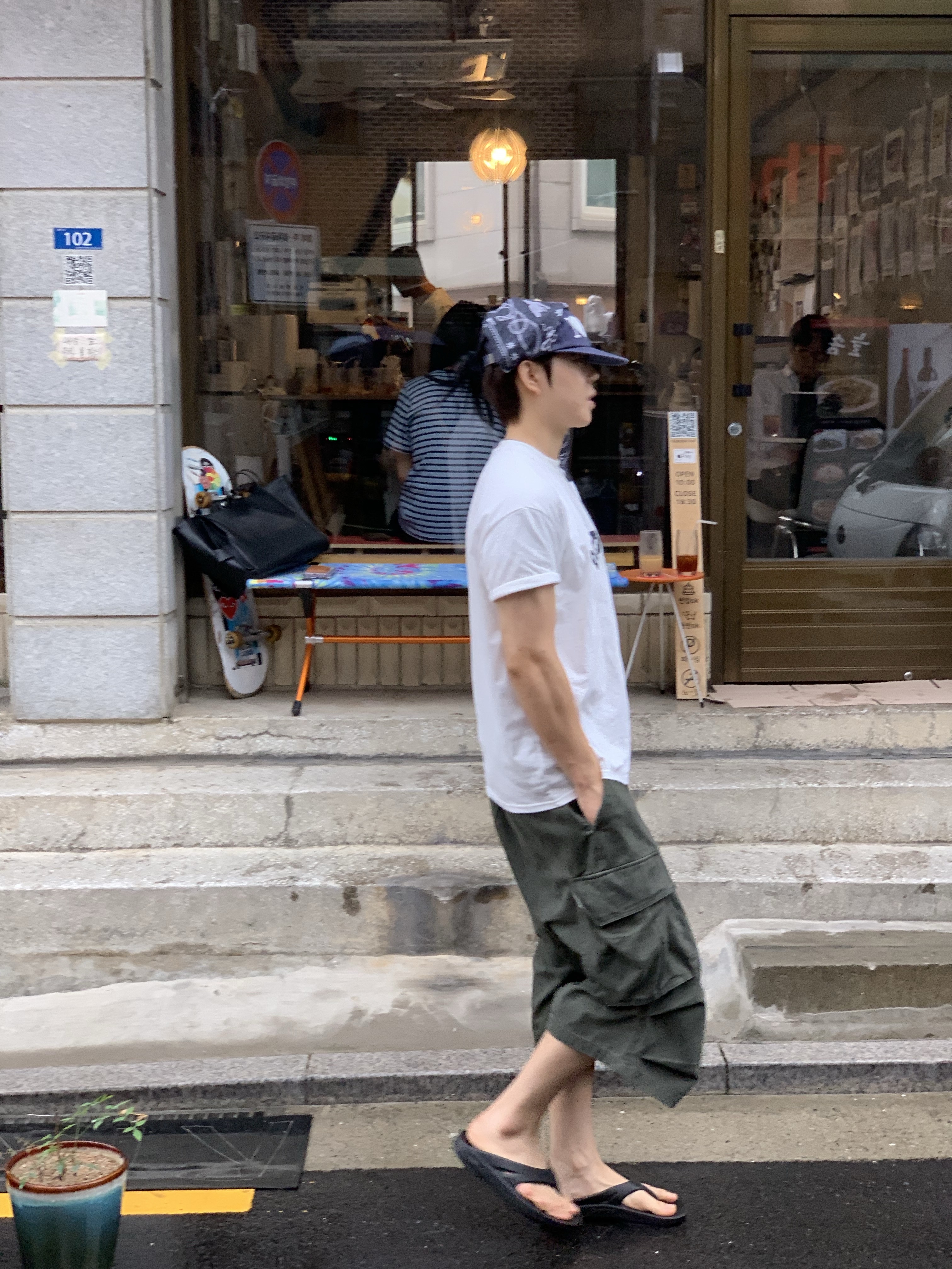 Thevinylhouse Tvh Western Pattern Bandana Navy 착용 스타일 - 1